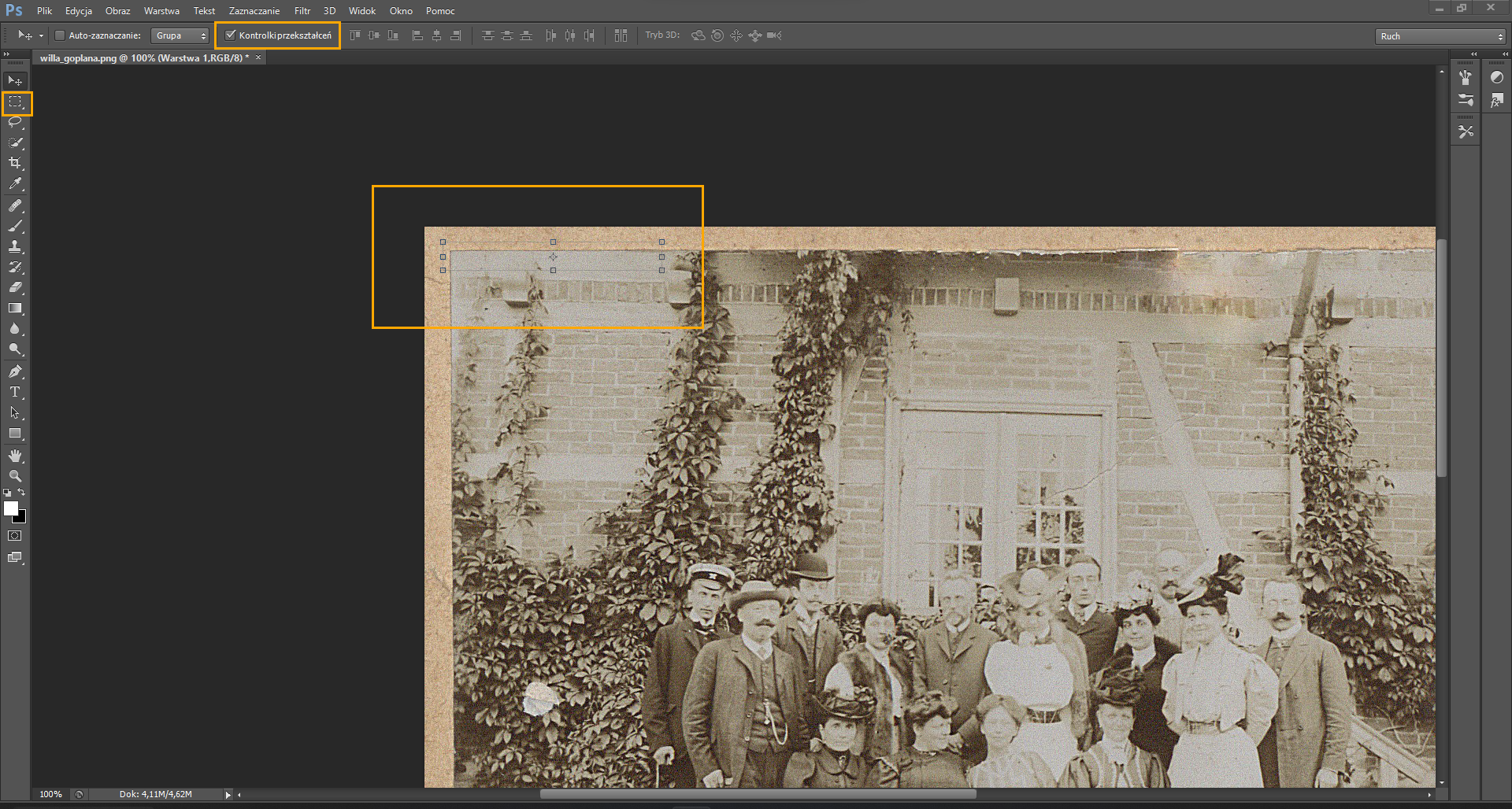 Ilustracja przedstawia otwarty program do edycji zdjęć Photoshop. W oknie programu znajduje się zdjęcie w kolorze sepii. Na zdjęciu znajduje się grupa kobiet i mężczyzn w strojach z początku dwudziestego wieku. Zdjęcie ma już pouzupełniane ubytki. W lewym, górnym rogu zdjęcia znajduje się pomarańczowa ramka, którą zaznaczony jest niezniszczony fragment zdjęcia. Na górze znajduje się menu, a na nim zaznaczona opcja Kontrolki przekształceń. Po lewej stronie zdjęcia znajduje się menu narzędziowe, a na nim zaznaczone narzędzie Zaznaczanie.