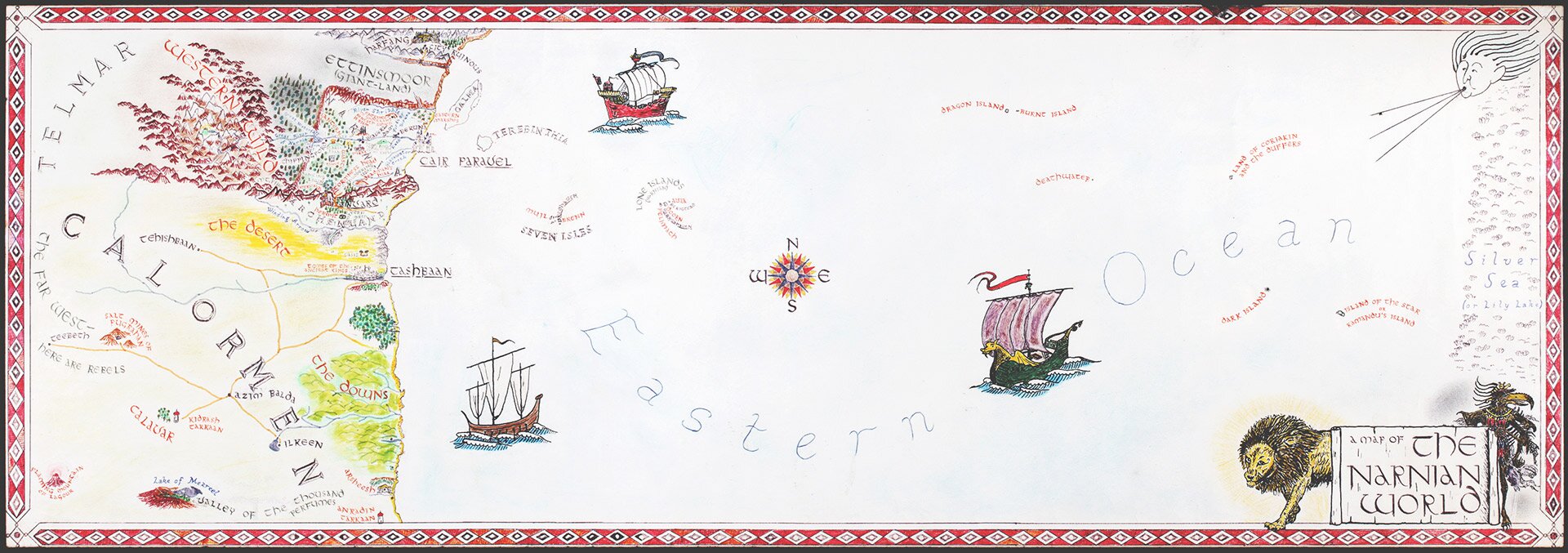Ilustracja przedstawia mapę. Po lewej stronie narysowany jest ląd, na którym znajdują się napisy: na środku biegnie napis "Calormen" [czyt. kolormen]; pod nim znajdują się napisy: "The fair west" [czyt. di fer west] i "Calavar" [czyt. kalavar] oraz mniejsze, nieczytelne napisy; w lewym górnym rogu widnieje napis "Telmar"; w centrum lądu jest zaznaczony na żółto fragment, który jest podpisany "The desert" [di dizert] , poniżej jest fragment zaznaczony na zielono i podpisany "The downs" [czyt. di dawns]; na górze lądu narysowane są góry, na których znajduje się napis "Western wild" [czyt. western wajdl]; powyżej, nieco po prawej stronie, widnieje napis "Ettinsmoor (giant‑land)" [czyt. etinsmur dżajent lend]; ląd kończy się wybrzeżem; na środku wybrzeża jest napis "Tasheaan" [czyt. teszin], a powyżej niego napis "Cair Paravel" . Pozostałą część mapy zajmuje ocean podpisany "Eastern Ocean" [czyt. istern ołszen], na nim narysowane są trzy żaglowce, tworzące trójkąt, na środku którego znajduje się symbol róży wiatrów, podpisanej na górze literą N, na dole literą S, po lewej stronie literą W, a po prawej literą E. Na oceanie: małymi punktami oznaczone są wyspy, które podpisane są niewyraźnymi napisami. W prawym górnym rogu narysowana jest głowa o długich włosach, ze wzdętymi policzkami; z jej ust biegną trzy proste kreski. Jest to symbol wiatru. Na prawym brzegu mapy narysowane są fale i widnieje podpis "Silver Sea (or Lily Lake)" [czyt. silwer si or lajli lejk]. W prawym dolnym rogu mapy znajduje się prostokąt z napisem "A map of the Narnian world" [czyt. e map of narnian łord]; zza niego z lewej strony widoczny jest przedni fragment lwa z bujną grzywą, pomalowanego na żółto; z prawej strony za prostokątem stoi duży ptak z kolorowymi piórami, o długim, zakrzywionym dziobie. Mapa otoczona jest czerwoną ramką ozdobioną biało‑czarnymi rombami z białą kropką w środku.