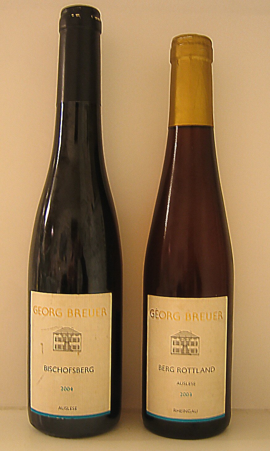 Dwie butelki niemieckiego Rieslinga Auslese od producenta z Rheingau: jedna ze złotym kapslem (niem. Goldkapsel) oznaczającym dodatkową dojrzałość