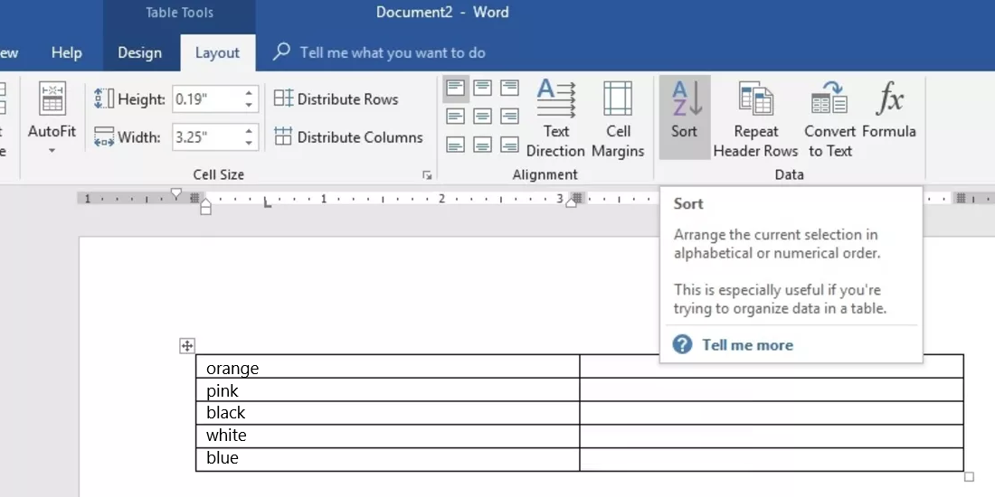 Zrzut ekranu przedstawia przycisk Sort umożliwiający sortowanie tabel w dokumncie Word. Znajduje się on w sekcji Data na karcie Table Tools - Layout. Widoczna jest również pomoc kontekstowa w postaci wyskakującego okna do polecenia Sort: Arrange the curent selection in alphabetical or numerical order. This is especially useful if you,re trying to organize data in table. Na dole okna ikona za znakiem zapytania i napis Tell me more.