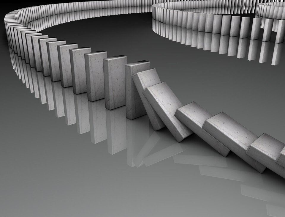 Grafika przedstawia ustawione w rzędach, jeden obok drugiego prostopadłościany, które przewracają się jeden za drugim.