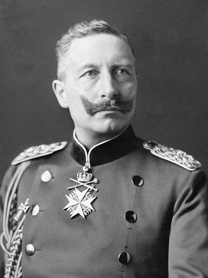 Fotografia czarno-biała przedstawiająca portret Wilhelma II Hohenzollerna.