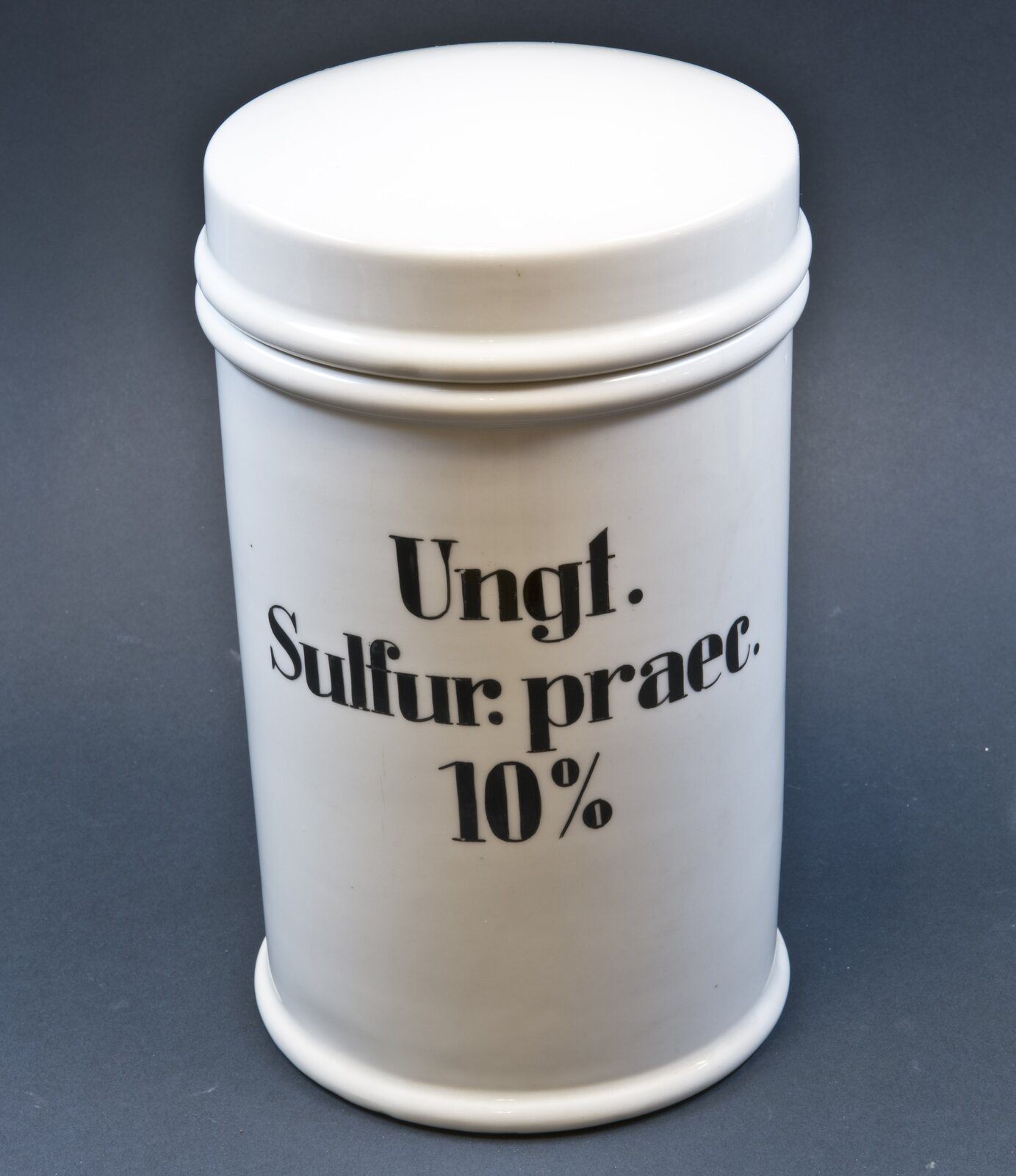Zdjęcie przedstawiające plastikowe opakowanie z napisem: Ungt. Sulfur. praec. 10%.
