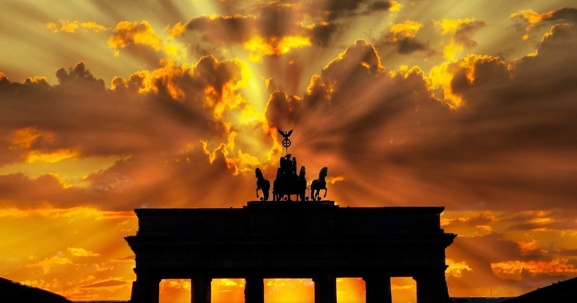 Scena przedstawia zdjęcia pięknych miejsc w Niemczech. Pojawiają się: Brama Brandenburska, miasteczka nad rzeką i park rozrywki.