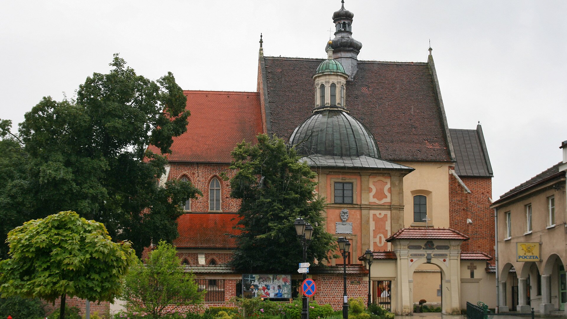 Fotografia barwna przedstawiająca Kościół Dziesięciu Tysięcy Męczenników w Niepołomicach.