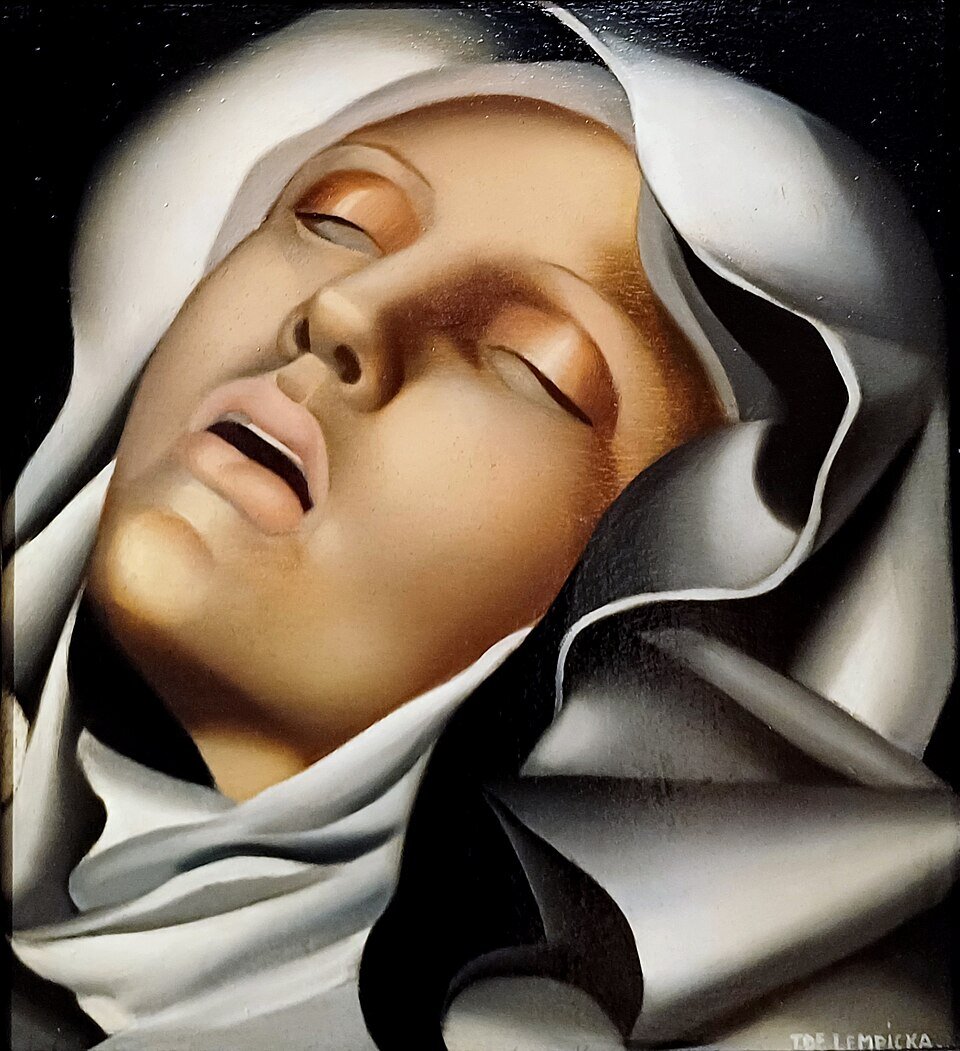 Obraz przedstawia twarz młodej kobiety namalowany w stylu art deco. Kobieta ma na głowie zakonny welon. Udrapowana tkanina okala jej twarz. Ma zamknięte oczy i półotwarte usta.