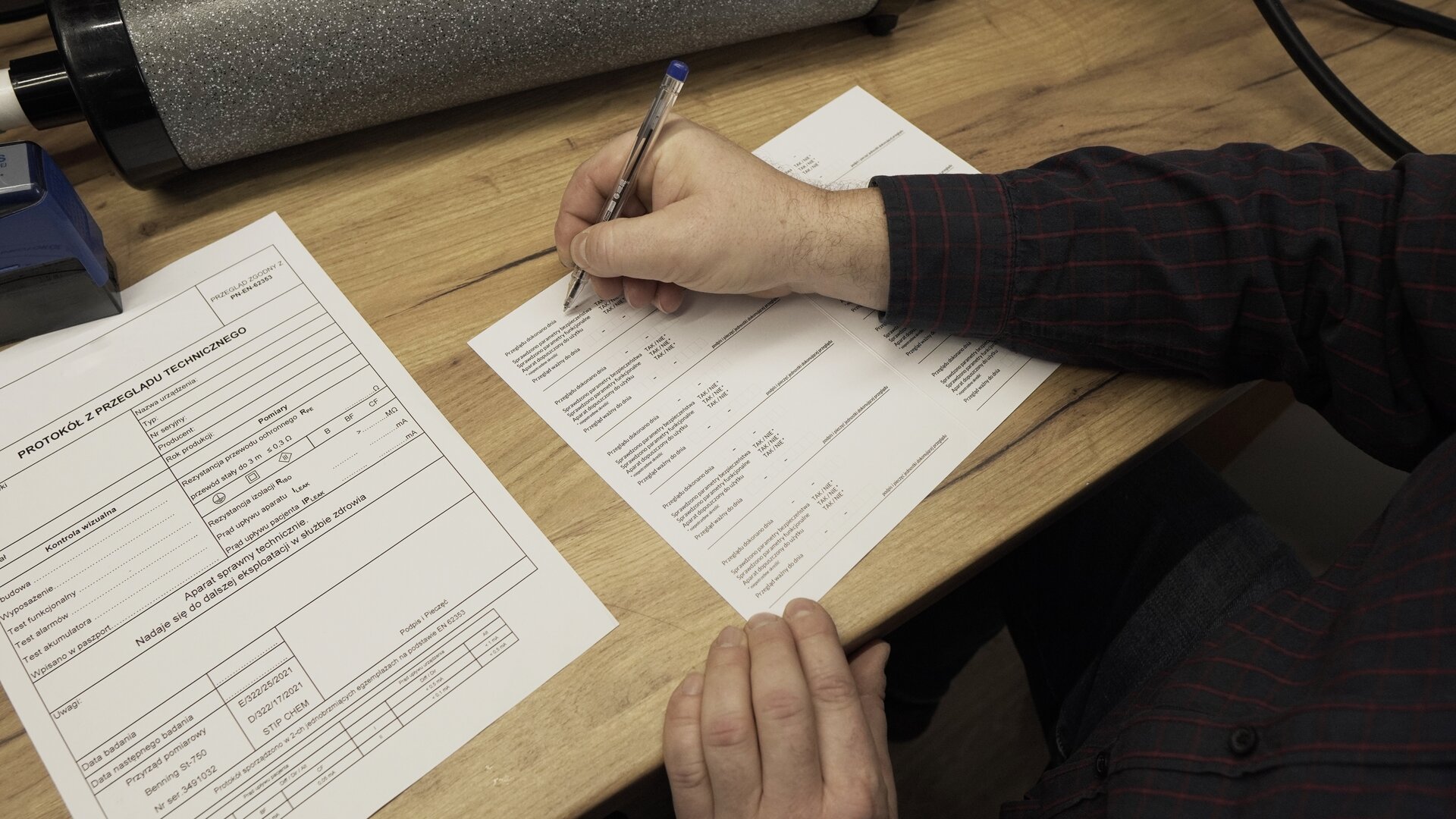 Na zdjęciu technik wypełnienia paszport techniczny testowanego spirometru. 