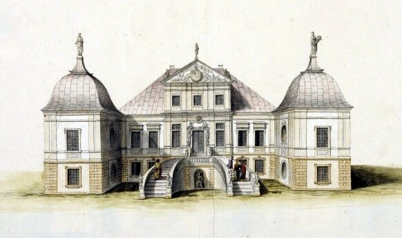 Ilustracja przedstawia budynek z dwoma wieżami wysuniętymi do przodu i schodami prowadzącymi do wejścia. Na czubkach wież oraz na dachu budynku widać rzeźby postaci. Po schodach wchodzą ludzie.