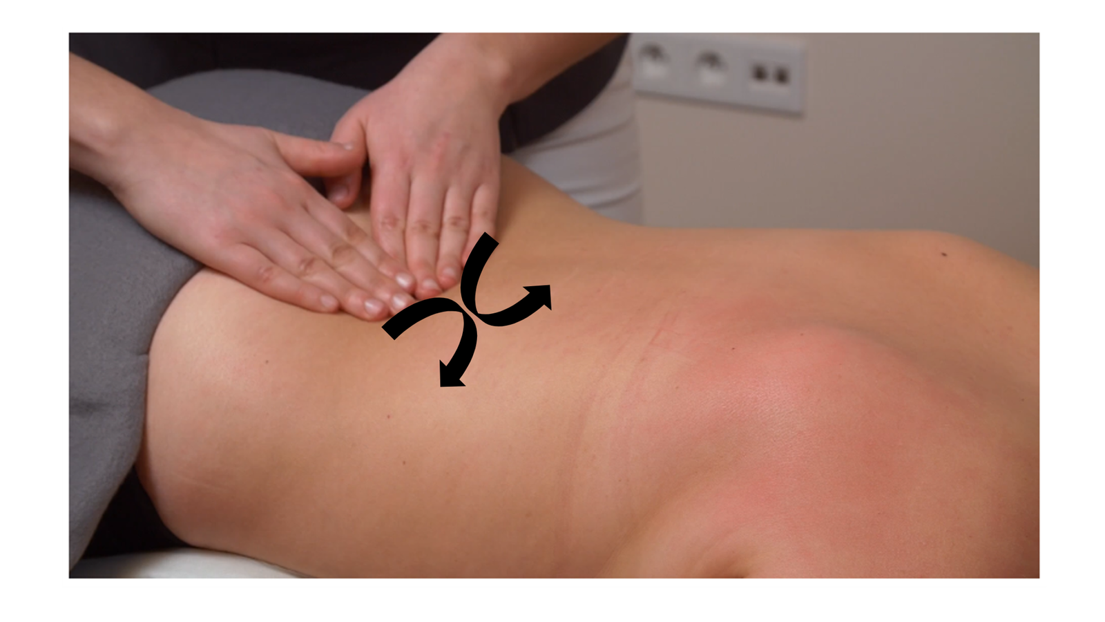 Zdjęcie pod tytułem rozcieranie powierzchowne mięśni grzbietu podłużne. Zdjęcie przedstawia ręce masażystki wykonujące okrężne ruchy czubkami palców w dolnej czesci pleców pacjentki.