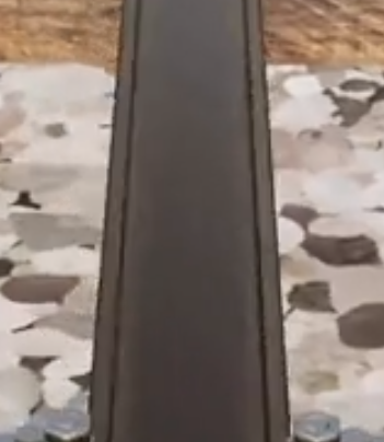 Ilustracja przedstawia szynę staroużyteczną. Jest to prosta metalowa szyna.