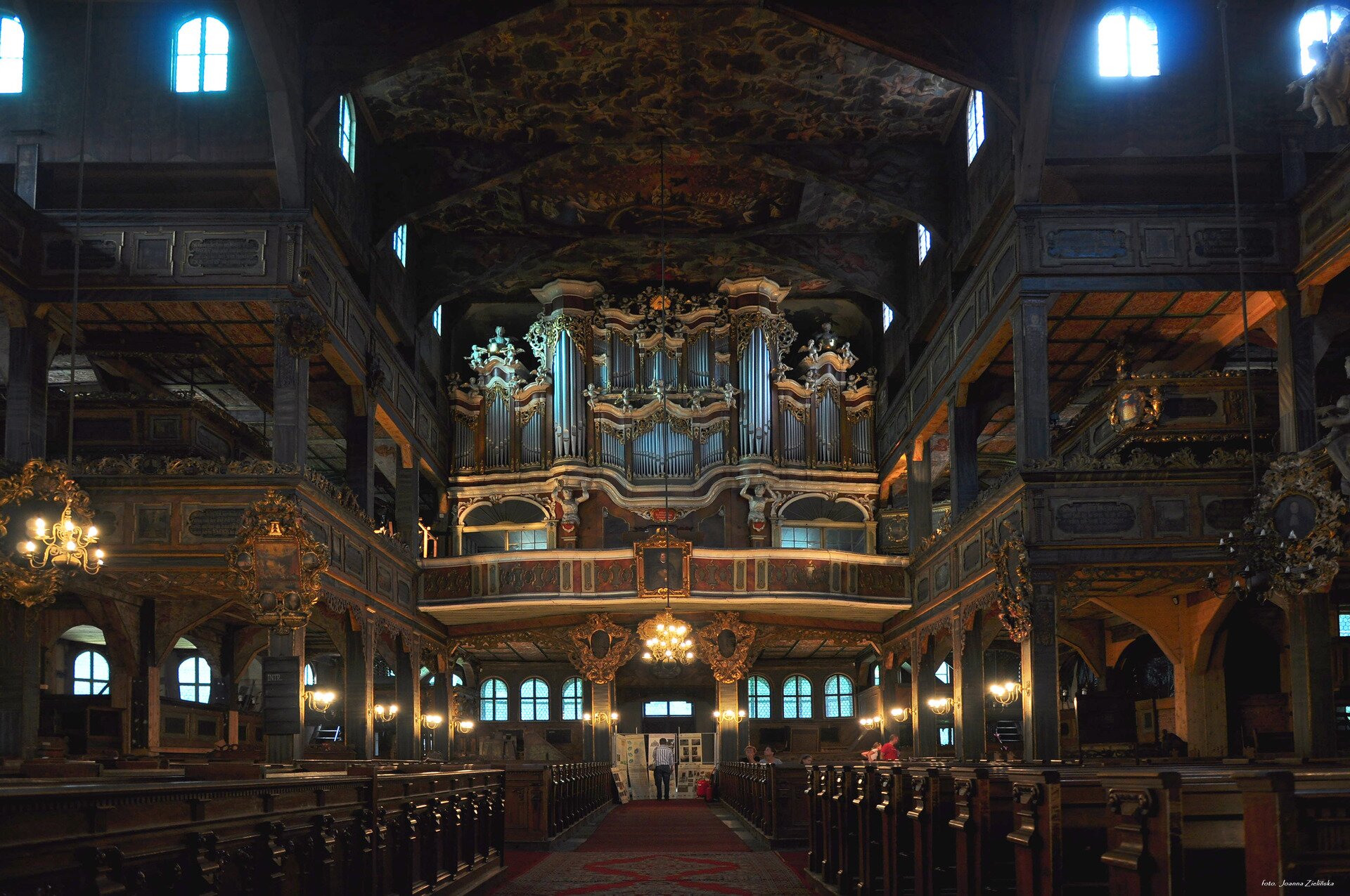 Fotografia barwna przedstawiająca wnętrze Kościoła Pokoju, widok na prospekt organowy.