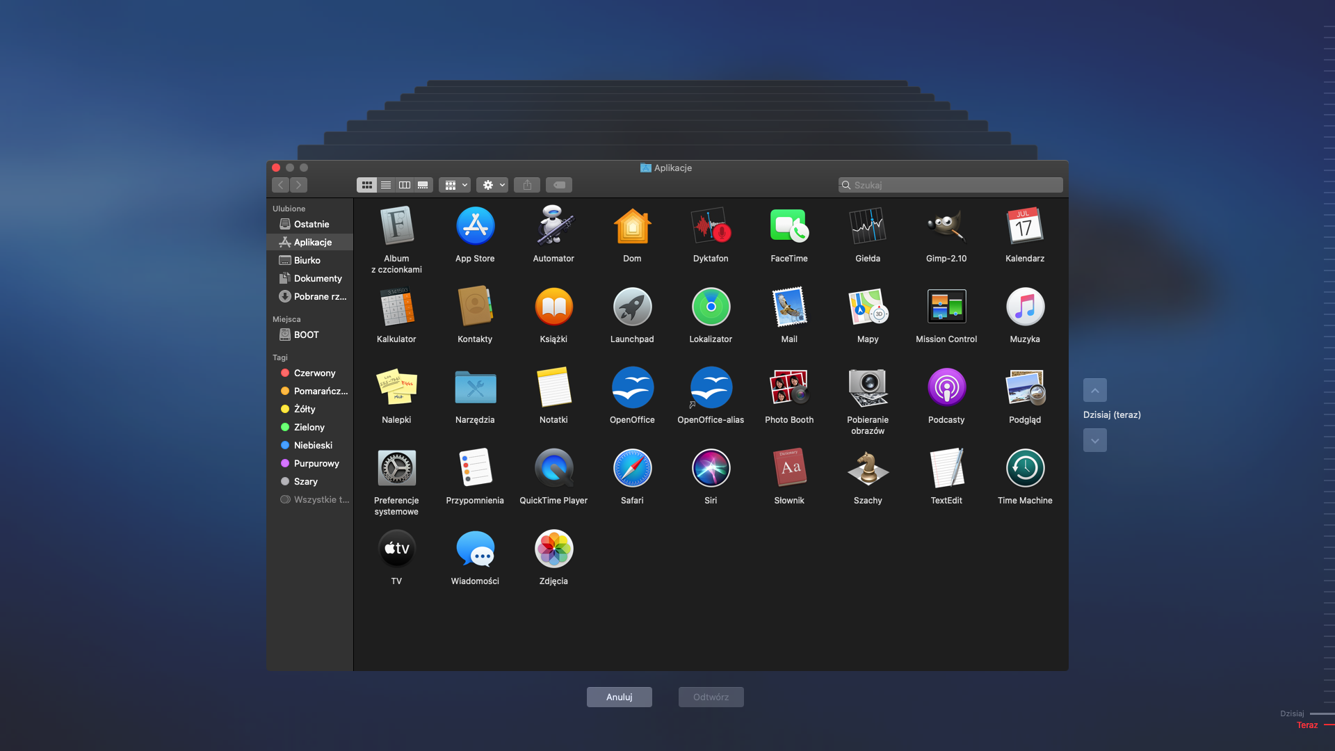 Ilustracja przedstawia okno narzędzia Time Machine w sytemie MacOS. Otwarte zostało okno Finder w folderze Aplikacje. Narzędzie Time Machine sprawia wrażenie, że okno zostało otwarte wielokrotnie za oknem Finder na pierwszym planie. U dołu znajdują się dwa przyciski Anuluj oraz Odtwórz. Po prawej stronie znajdują się przyciski do przemieszczania się pomiędzy oknami w tle. Pomiędzy przyciskami znajduje się napis: Dzisiaj (teraz).