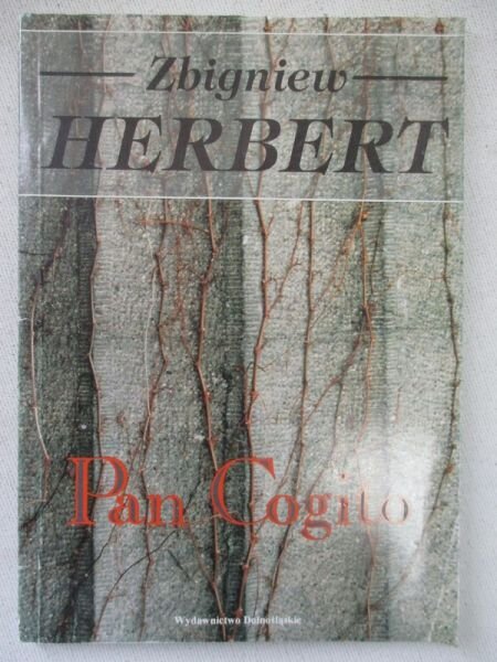 Zdjęcie przedstawia okładkę książki Zbigniewa Herberta Pan Cogito. Widoczny jest na niej mur, po którym wspina się pnącze.
