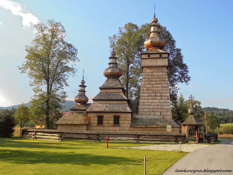 Ilustracja przedstawia cerkiew łemkowską w Kwiatoniu. Cerkiew wybudowano z drewna. Jest budowlą o konstrukcji zrębowej, orientowaną, trójdzielną. Wzniesiona została na planie złożonym z trzech kwadratów: obszernego prezbiterium, nawy i babińca. Wieża o pochyłych ścianach ma konstrukcję słupową i obejmuje ściany babińca. Wokół wieży znajduje się zachata. Cała cerkiew, zarówno ściany jaki i dach, obita jest gontem, a jedynie partia izbicy pokryta jest pionowym szalunkiem. Świątynia otoczona jest ogrodzeniem z bali z dwiema drewnianymi bramkami konstrukcji ramowej, zwieńczonymi gontowymi daszkami z cebulastymi baniami.