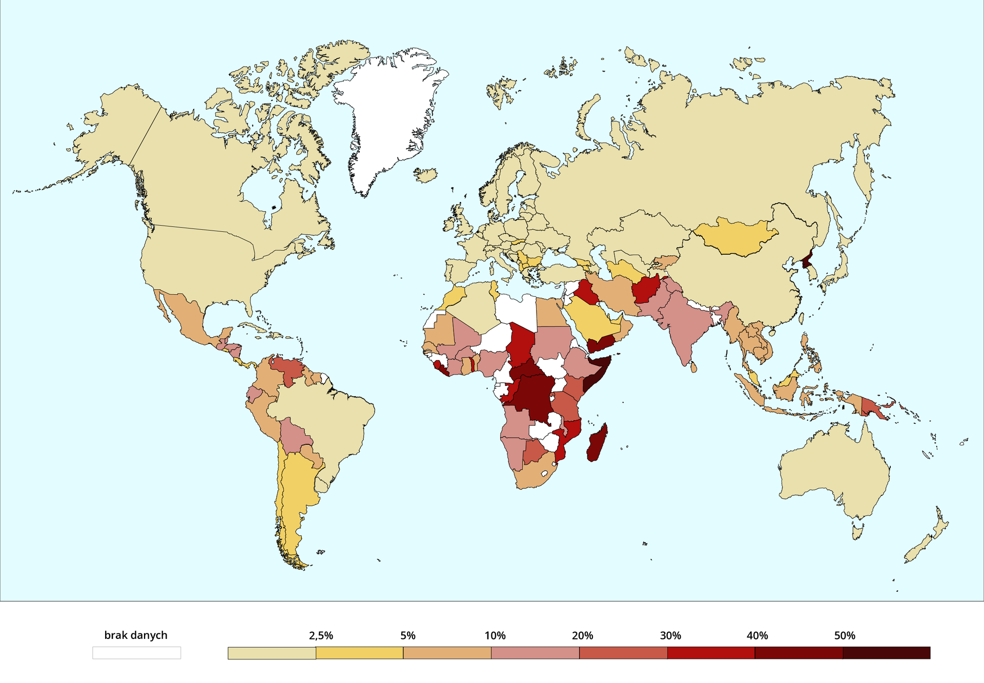 Ilustracja przedstawia polityczną mapę świata prezentującą odsetek ludności na świecie cierpiącej głód. Dane dla dwa tysiące dwudziestego pierwszego roku. U dołu mapy legenda z przypisanymi kolorami do wyznaczonych przedziałów.
Powyżej 50%: Korea Północna, Somalia;
Od 40% do 50%: Madagaskar, Demokratyczna Republika Konga, Republika Środkowoafrykańska, Liberia, Jemen;
Od 30% do 40%: Irak, Afganistan, Czad, Togo, Sierra Leone, Kongo, Mozambik;
Od 20% do 30%: Wenezuela, Papua‑Nowa Gwinea, Botswana, Kenia, Tanzania;
Od 10% do 20%: Gwatemala, Belize, Honduras, Nikaragua, Ekwador, Boliwia, Indie, Pakistan, Namibia, Angola, Etiopia, Sudan, Nigeria, Mali, Burkina Faso, Ghana;
Od 5% do 10%: Meksyk, Kolumbia, Peru, Gujana, Surinam, Paragwaj, Mauretania, Senegal, Ghana, Benin, Egipt, RPA, Oman, Iran, Sri Lanka, kraje Azji południowo‑wschodniej z wyjątkiem Malezji, która należy do następnego przedziału);
Od 2,5% do 5%: Chile, Argentyna, Maroko, Tunezja, Słowacja, Serbia, Albania, Kosowo, Bułgaria, Gruzja, Armenia, Arabia Saudyjska, Turkmenistan, Mongolia;
Poniżej 2,5%: pozostałe kraje.