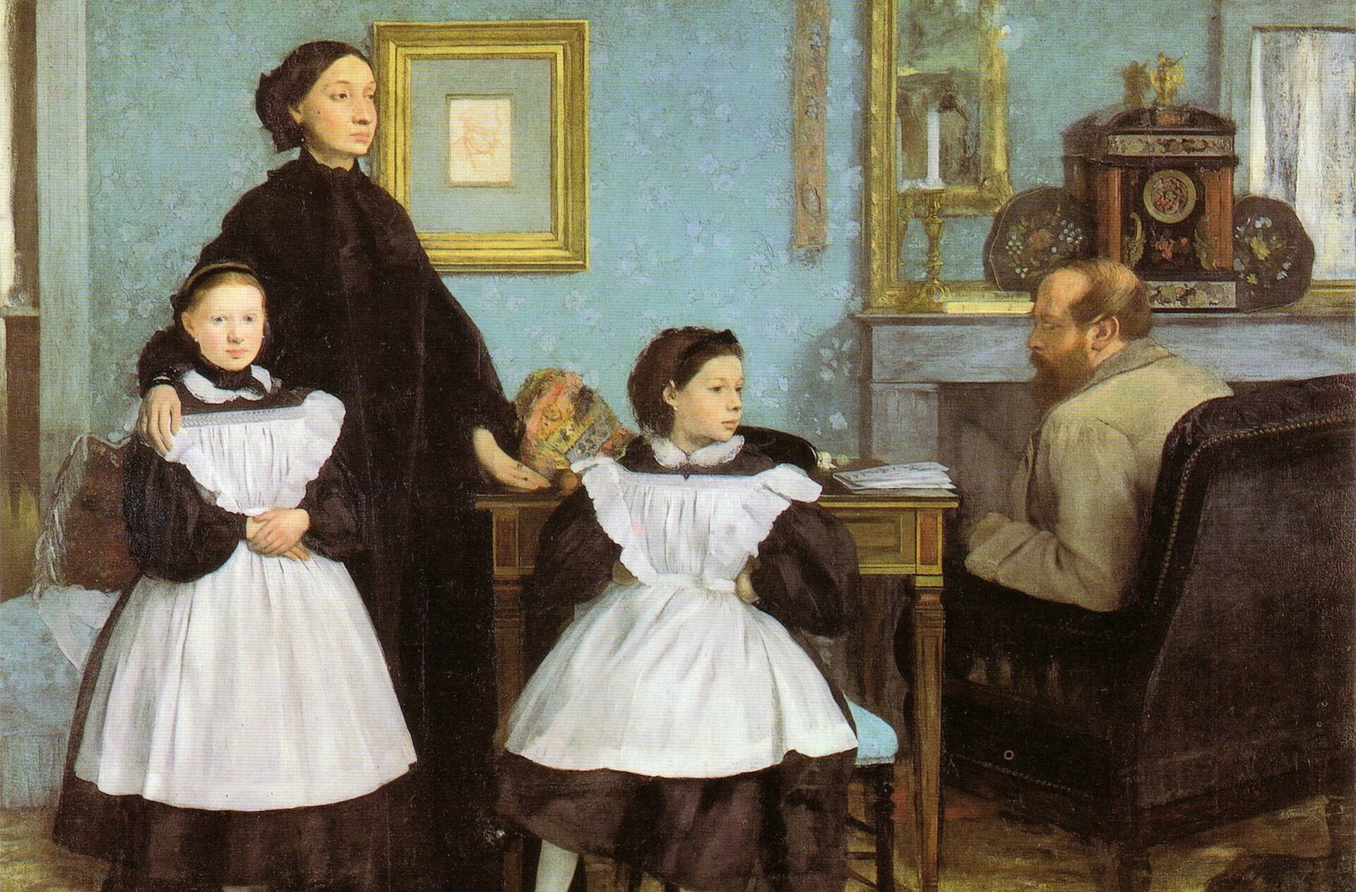 Ilustracja przedstawia siedzącego na fotelu mężczyznę. Po lewej stronie stoi kobieta w ciemnym stroju razem z dwiema dziewczynkami w czarnych sukniach z białymi fartuchami.