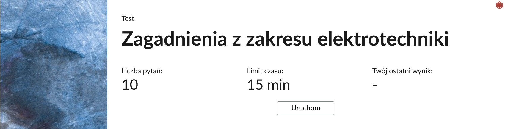 Grafika przedstawia przykładowy wygląd panelu testu. Składa się on z tytułu testu: "Zagadnienia z zakresu elektrotechniki", informacji o liczbie pytań, czasie, w którym należy rozwiązać test, oraz o ostatnim uzyskanym wyniku. Poniżej widać przycisk "Uruchom".