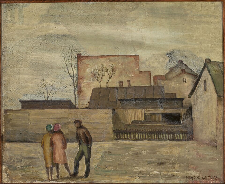 Ilustracja przedstawia widok podwórza otoczonego zabudowaniami oraz płotem z desek. Na podwórzu stoją dwie kobiety ubrane w płaszcze i czapki, są odwrócone tyłem do widza. Obok stoi mężczyzna, uchwycony z profilu. Rozmawiają ze sobą. Między budynkami rosną drzewa bez liści. Obraz utrzymany jest w ponurej kolorystyce.