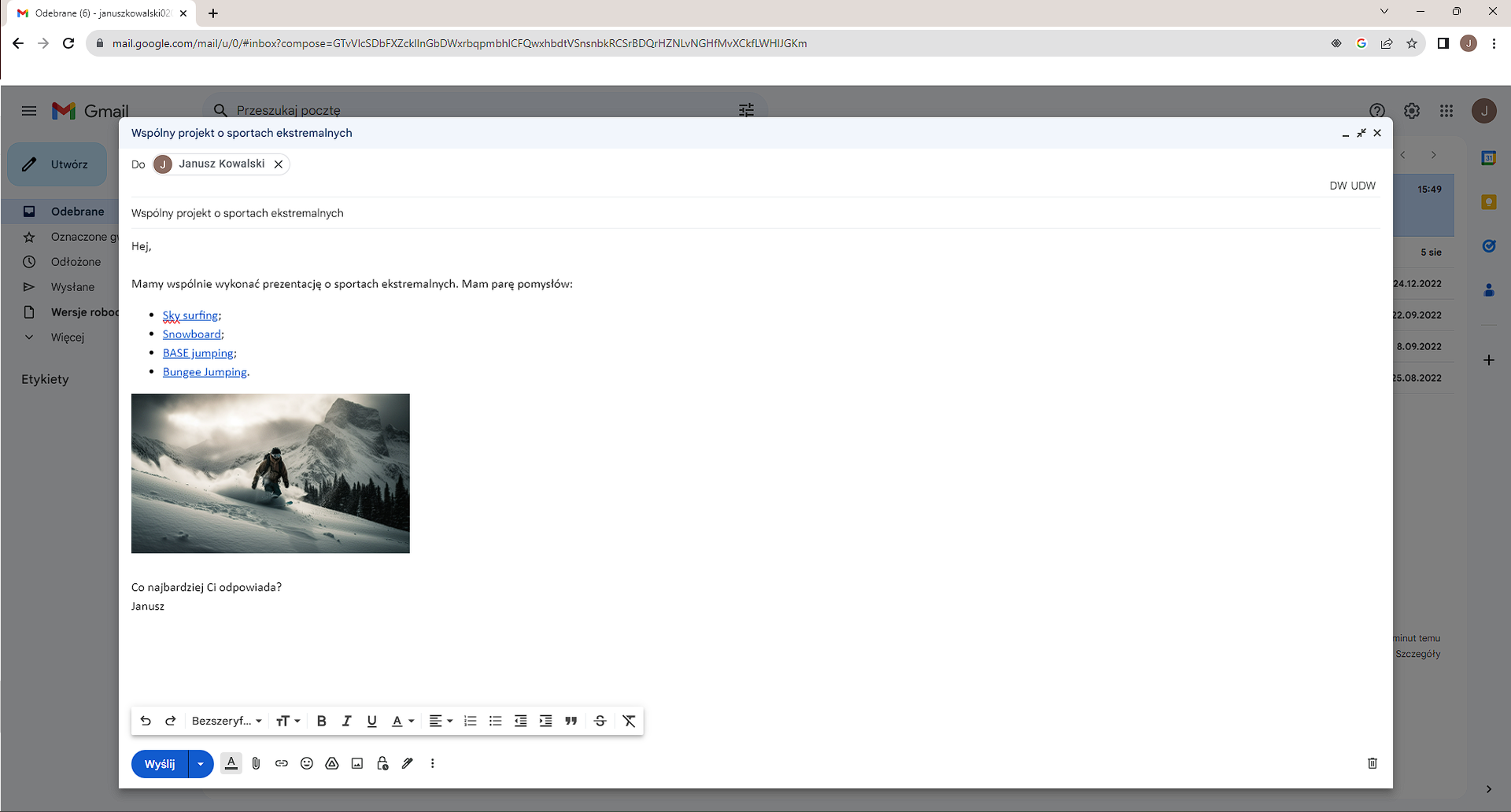 Ilustracja przedstawia zrzut ekranu, na którym widać przeglądarkę Google Chrome z otwartym oknem tworzenia nowej wiadomości z załącznikiem w formie pliku graficznego i odnośnikami w serwisie pocztowym Gmail. Wiadomość, która jest widoczna, jest skierowana do Janusza Kowalskiego i zawiera sformatowany tekst: „Hej! Mamy wspólnie wykonać prezentację o sportach ekstremalnych. Mam parę pomysłów: Sky surfing, Snowboard, BASE jumping, Bungee Jumping. Co najbardziej Ci odpowiada? Janusz.” Propozycje z pomysłami zostały wypisane w liście punktowanej oraz każde z nich zawiera hiperłącze ze stroną internetową. Poniżej zamieszczony jest załącznik – plik graficzny przedstawiający snowboardzistę. Na dole okna dostępne są opcje: Cofnij, Ponów, Czcionka, Rozmiar, Pogrubienie, Kursywa, Podkreślenie, Kolor tekstu, Wyrównaj, Lista numerowana, Lista punktowana, Zmniejsz wcięcie, Zwiększ wcięcie, Cytuj, Przekreślenie, Usuń formatowanie. Poniżej znajduje się przycisk Wyślij oraz ikony opcji Opcje formatowania, Dołącz pliki, Wstaw link, Wstaw emotikon, Wstaw plik za pomocą Dysku, Wstaw zdjęcie, Przełącz tryb poufny, Wstaw podpis, Więcej opcji. Po prawej stronie widoczna jest ikona kosza Odrzuć wersję roboczą.