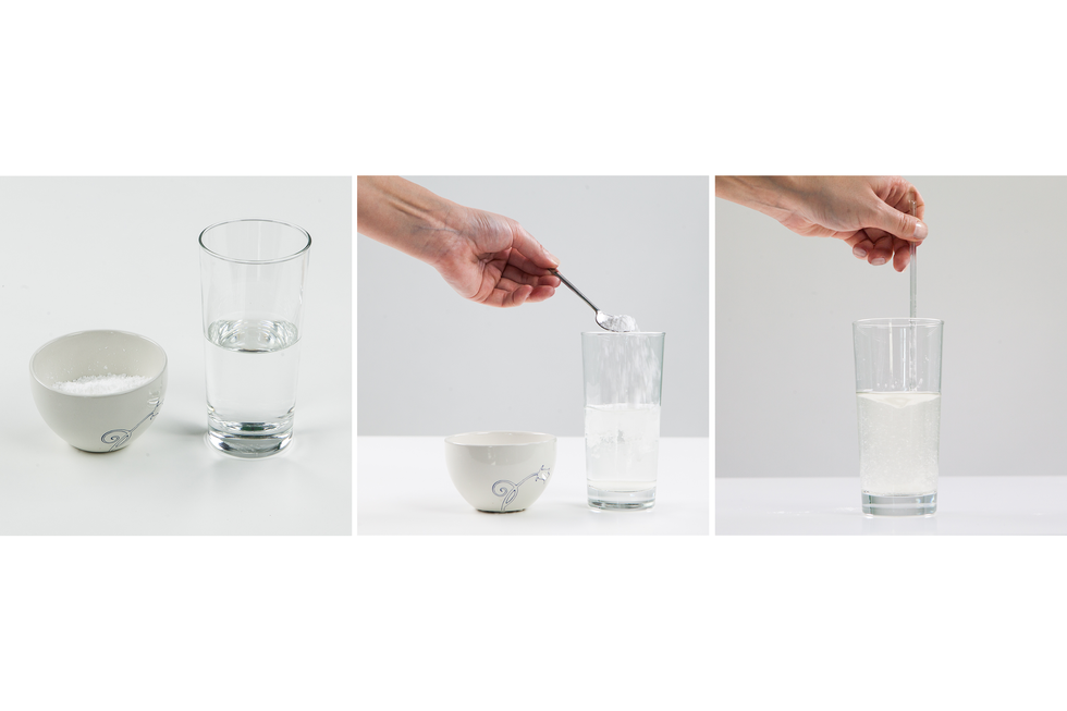Ilustracja przedstawia trzy mniejsze fotografie, pokazujące kolejno: cukier w miseczce i szklankę z wodą, wsypywanie cukru z miseczki łyżeczką do szklanki wody oraz mieszanie szklanki wody łyżeczką, po wsypaniu cukru.