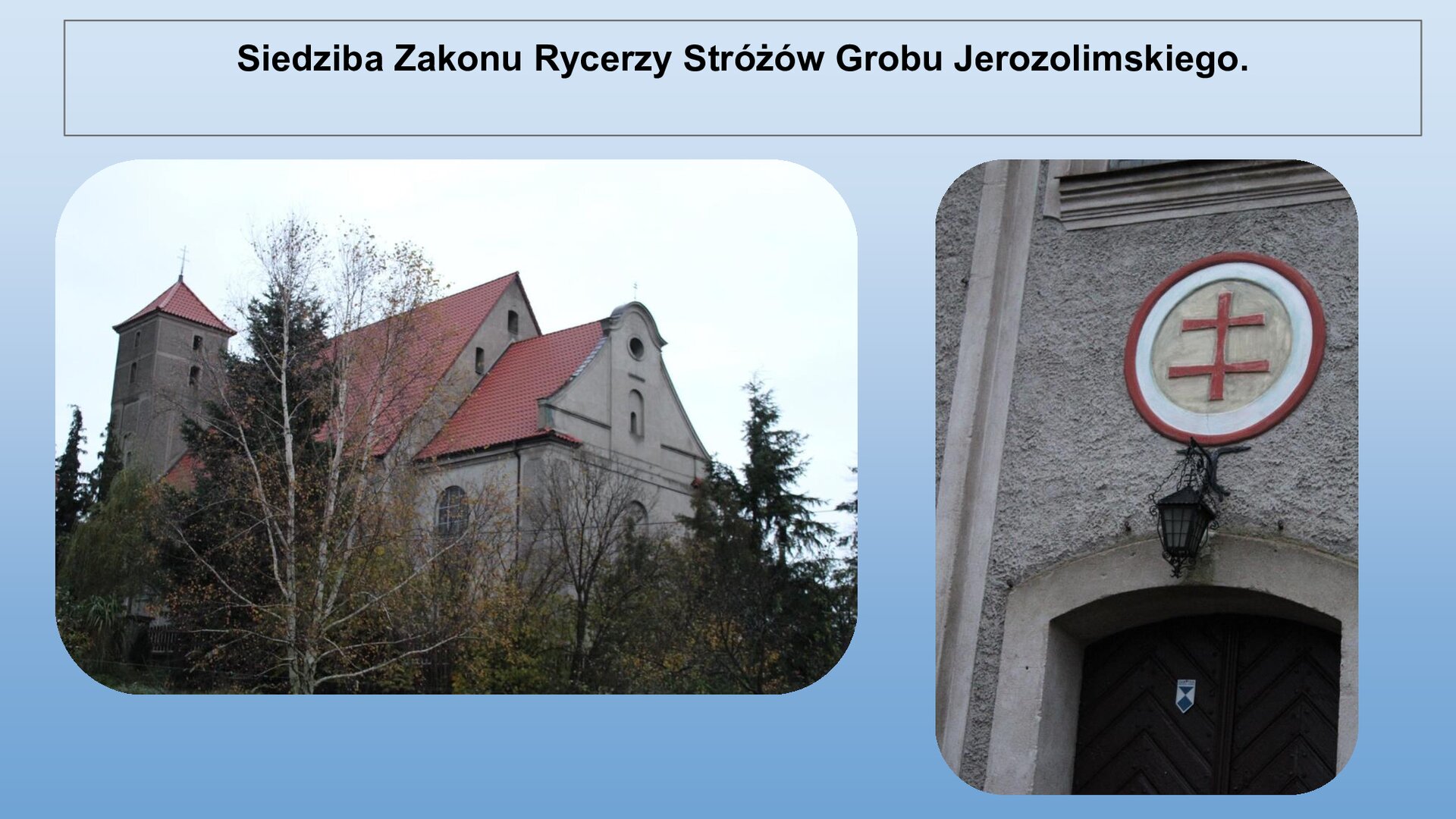 Niebieski slajd. U góry nagłówek: „Siedziba Zakonu Rycerzy Stróżów Grobu Jerozolimskiego”. Niżej dwa zdjęcia ustawione obok siebie. Zdjęcie z lewej strony przedstawia fragment kościoła przysłoniętego drzewami. Widoczna jest nawa główna, prezbiterium oraz wieża znajdująca się z przodu kościoła. Kościół ma jasną elewację i pomarańczowy, skośny dach. Zdjęcie z prawej strony przedstawia mur, w którym znajduje się wnęka z ciemnymi drzwiami. Nad wejściem lampa, a wyżej czerwono‑biały okręg, w którym znajduje się czerwony, podwójny krzyż.