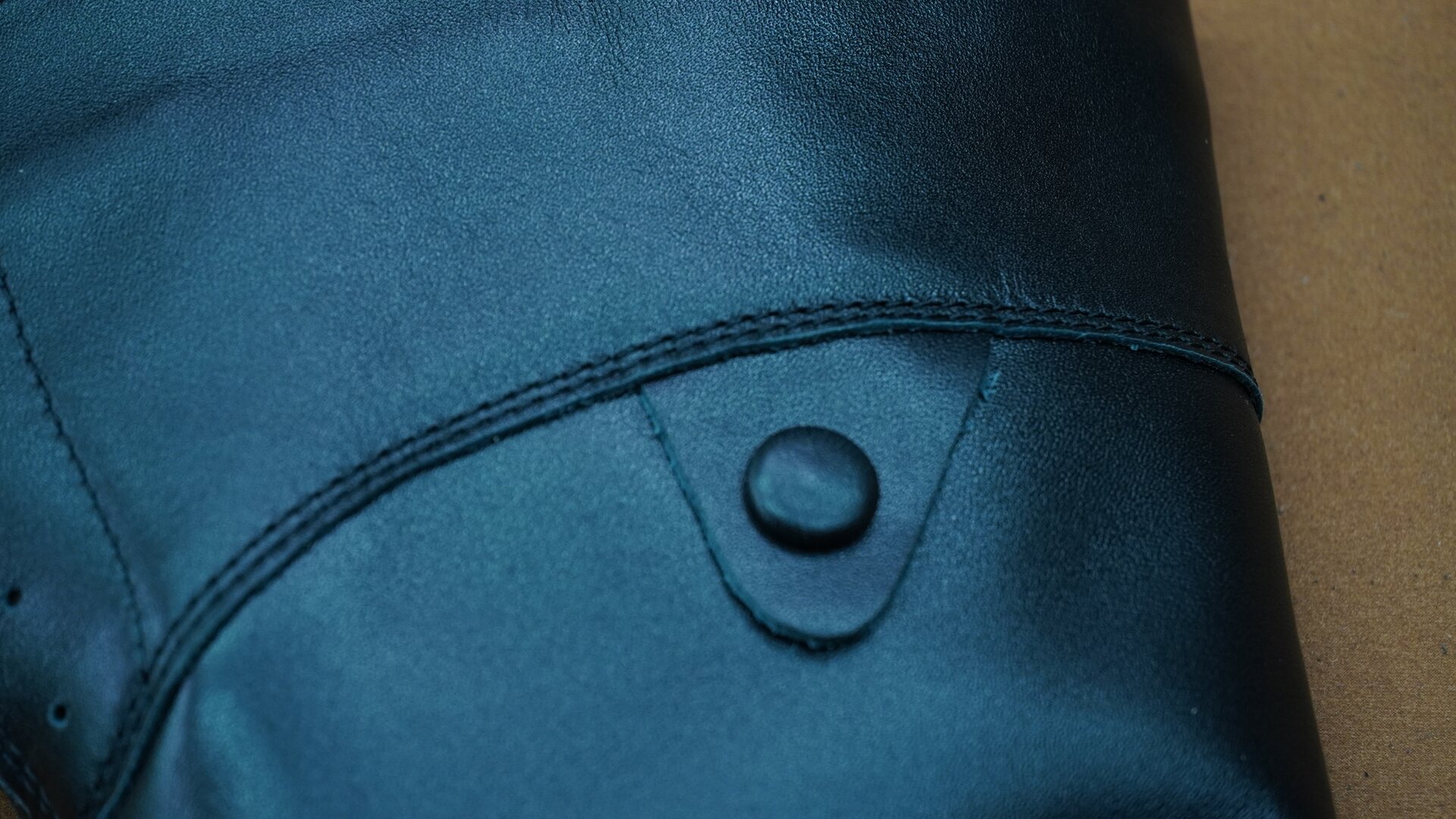 Zdjęcie przedstawia zbliżenie na cholewkę. Są to dwa kawałki materiału zszyte szwem dwunitkowym w dwóch wąskich rzędach. Nagranie tożsame z treścią.