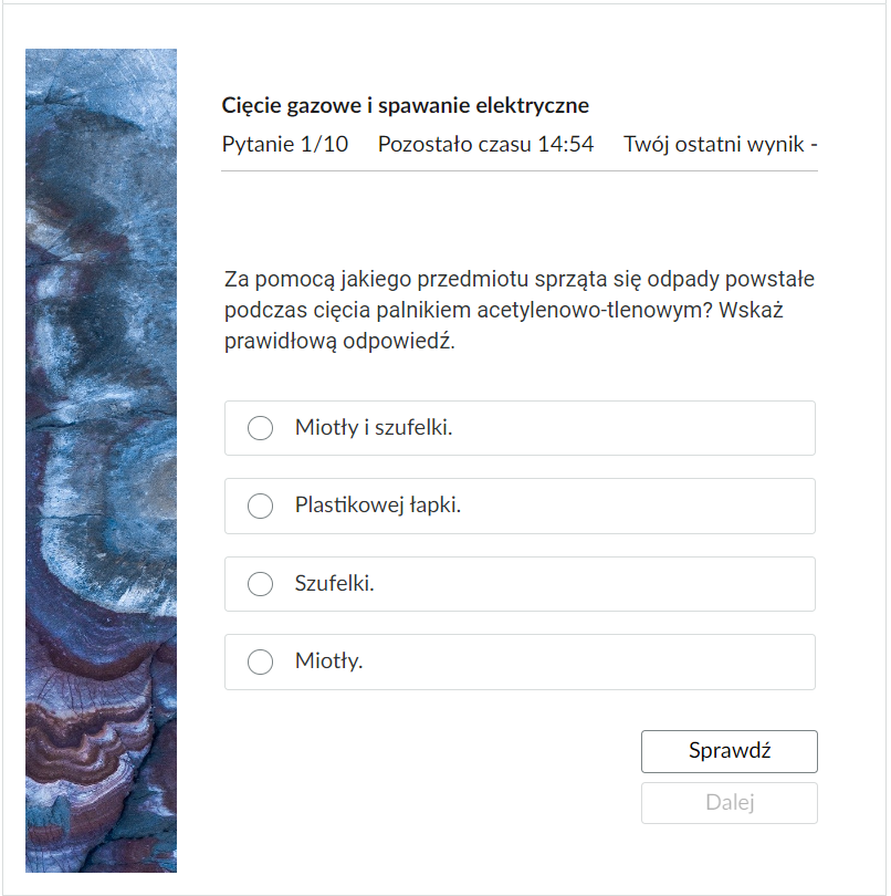Grafika przedstawia przykładowe zadanie testowe. Ponad poleceniem widać numer pytania, czas, który pozostał na wypełnianie testu, oraz ostatni uzyskany wynik. Pod poleceniem znajdują się możliwe odpowiedzi. W prawym dolnym rogu panelu z zadaniem znajdują się dwa przyciski. Są to Sprawdź oraz Dalej.