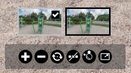 Ilustracja przedstawia panel sterujący w wycieczce wirtualnej. Pierwsza ikona przedstawia kółko z czarnym wypełnieniem, wewnątrz którego znajduje się plus. Jest to przycisk służący do przybliżania widoku. Druga ikona przedstawia kółko z czarnym wypełnieniem, wewnątrz którego znajduje się minus. Jest to przycisk służący do oddalania widoku. Trzecia ikona przedstawia kółko z czarnym wypełnieniem, wewnątrz którego znajdują się dwie wygięte w łuk strzałki skierowane w tym samym kierunku. Tworzą one okrąg. Jest to przycisk służący do automatycznego obracania kamery. Czwarta ikona przedstawia kółko z czarnym wypełnieniem, wewnątrz którego znajduje się kółko z białym obramowaniem i czarnym wypełnieniem. Na górze odchodzi od niego biały pięciokąt, natomiast od boku niewielkie białe kółko. Jest to przycisk służący do zmiany sposobu wyświetlania panoramy. Piata ikona przedstawia kółko z czarnym wypełnieniem, wewnątrz którego znajduje się prostokąt z białym obramowaniem i czarnym wypełnieniem. W środku prostokąta, po przekątnej, umieszczona została strzałka. Jest to przycisk służący do włączenia lub wyłączenia trybu pełnoekranowego. 