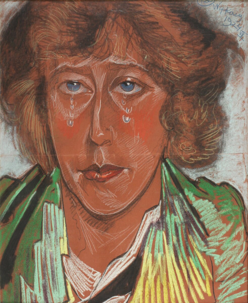 Ilustracja przedstawia kobietę w sile wieku w ujęciu od piersi w górę. Kobieta ukazuje owalną twarz w całości. Ma jasne brwi i duże oczy. Spogląda przed siebie. Na jej policzki spływają łzy. Kobieta ma długi, cienki nos. Jej usta są wydatne. Postać ma półdługie włosy z grzywką zakrywającą czoło. Jest ubrana w bluzką.