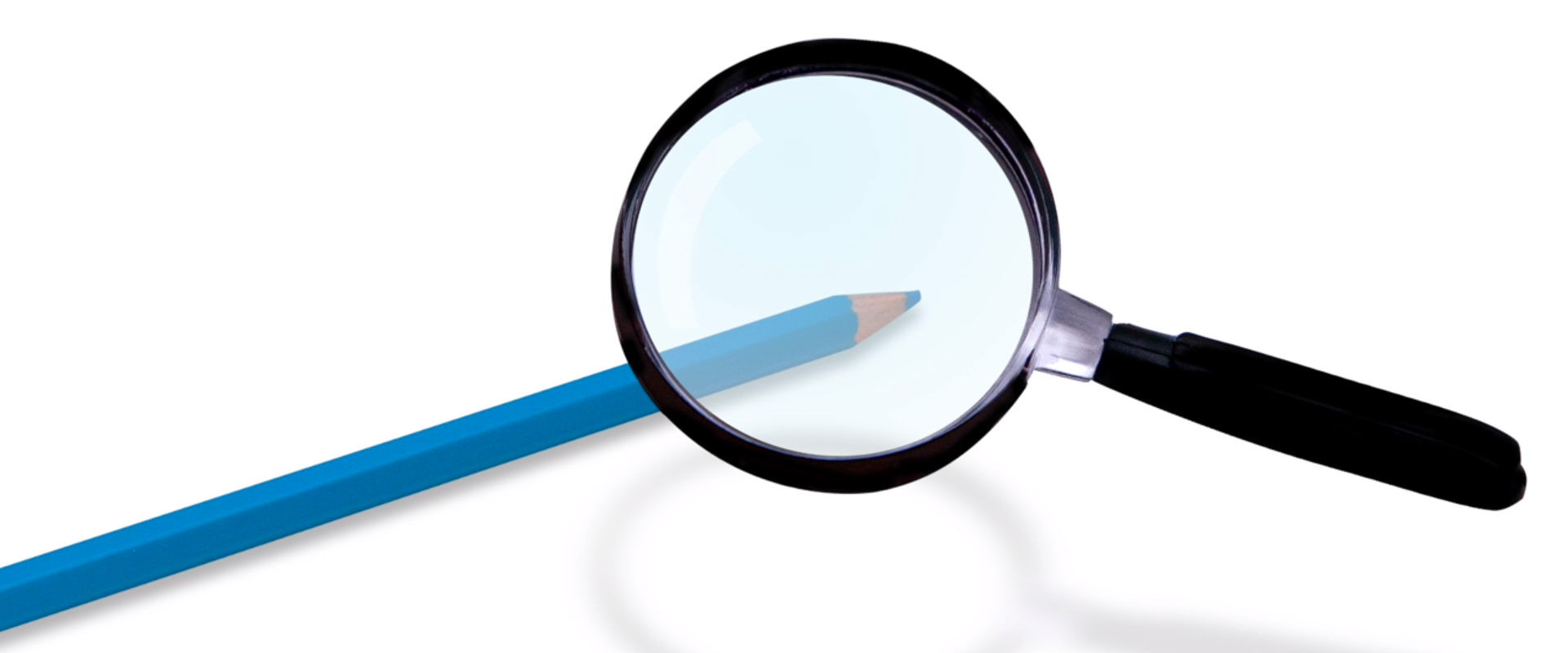 Na rysunku znajduje się lupa i widziany przez nią ołówek w wymiarach rzeczywistych.