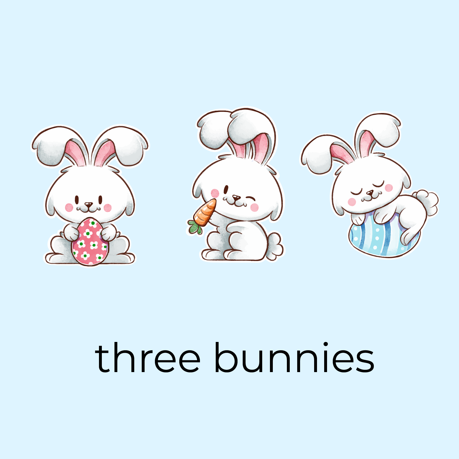 Ilustracja przedstawia trzy zajączki, jeden obok drugiego. Pierwszy od lewej trzyma w łapkach pisankę ozdobioną w kwiatki. Środkowy trzyma w jednej łapce marchewkę, mrugając jednym okiem. Ostatni zajączek leży na niebieskiej pisance, mając zamknięte oczy. Pod zajączkami widnieje napis: three bunnies. 
