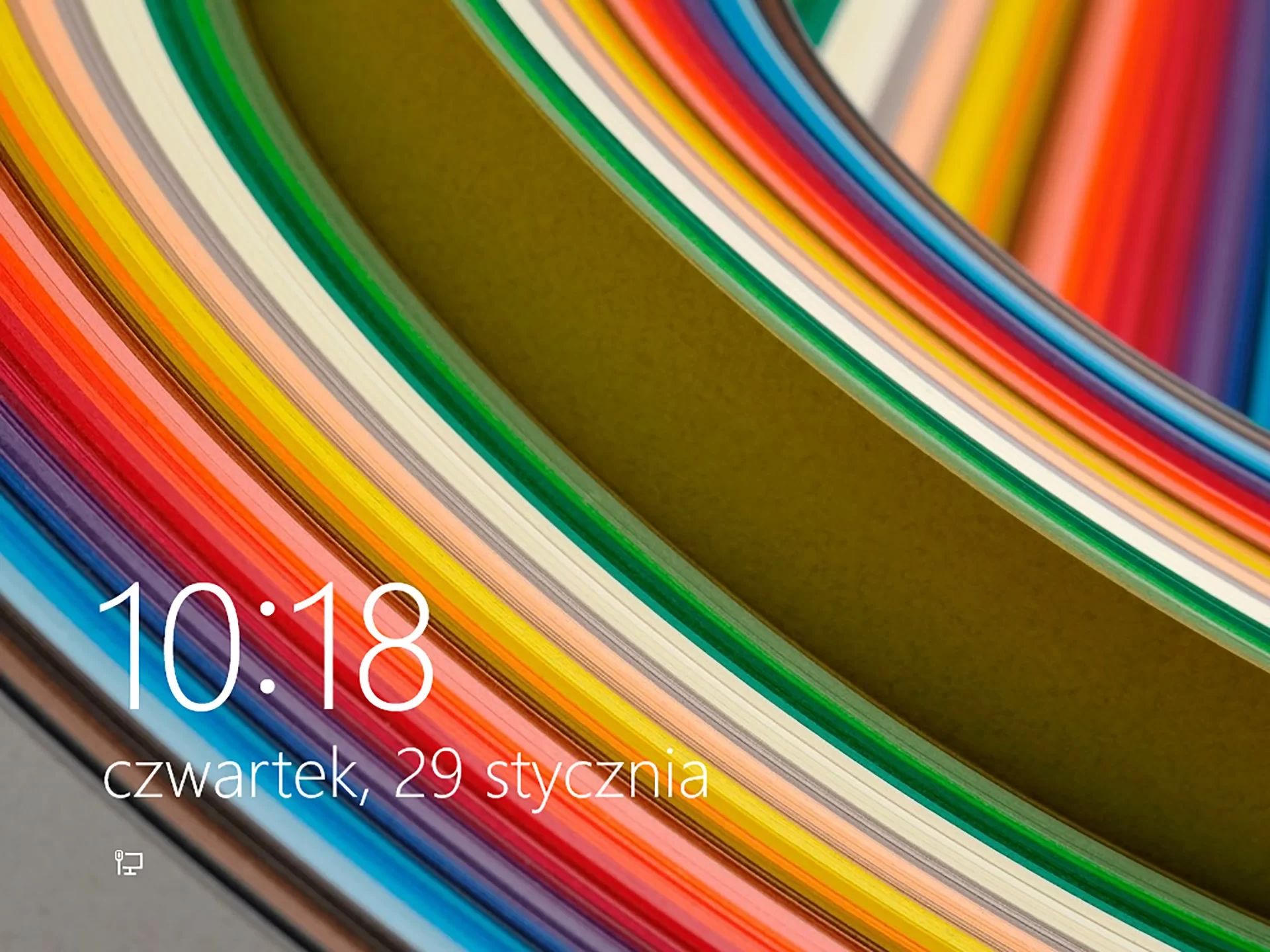 Na zdjęciu widać zrzut ekrany pokazujący ekran powitalny systemu Windows 8 i Windows 10Głównym elementem zdjęcia jest kolorowa tapeta. Tapeta przedstawia kolorowe łuki. Łuki są w kolorach tęczy. W prawym dolnym rogu znajduje się informacja dotycząca czasu, dnia tygodnia oraz daty. Dzień tygodnia oraz data znajdują się pod godziną. Przykładowo na zdjęciu. Godzina: dziesiąta osiemnaście. Dzień tygodnia: czwartek. Data: dwudziesty dziewiąty styczeń.