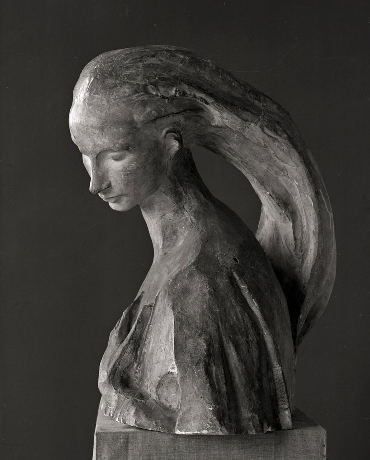 Rzeźba przedstawia popiersie młodej kobiety o bardzo długich włosach zaczesanych na plecy. Kobieta ma wysokie czoło oraz długi nos. Spogląda się z neutralnym wyrazem twarz w ziemię. Popiersie stoi na kamiennym podeście.