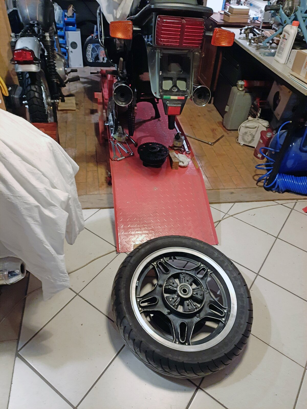 Na ekranie przedstawiona została kontrola stanu elementu elastycznego umieszczonego pomiędzy zabierakiem, a piastą koła tylnego.