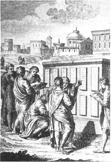 Ilustracja przedstawia grupę ludzi stojących przy prostokątnym murze, na którym umieszczono w dwóch rzędach zapisane prostokątne tablice. Część tablic zasłaniają stojący obok ludzie. Dwóch mężczyzn pisze na trzymanych przez siebie tabliczkach. Pozostali patrzą na wyeksponowane tablice, gestykulują; jeden klęczy. W tle znajduje się miejska zabudowa.