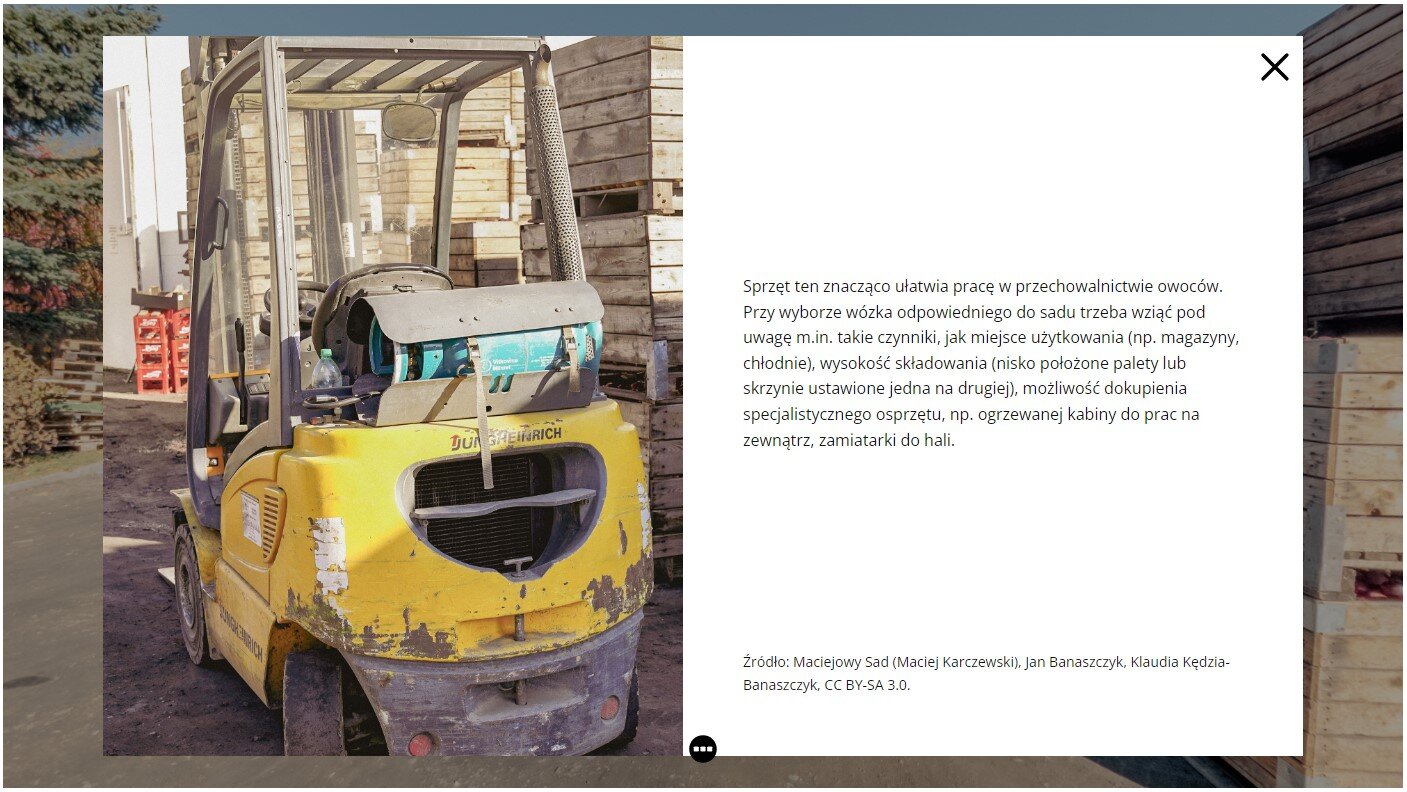 Przykładowa plansza prezentująca informacje na temat przedstawionego miejsca. Na zdjęciu po lewej widać żółty wózek elektryczny z kabiną. Po prawej na białym tle tekst opisu danego elementu planszy.