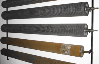 Zdjęcie ukazuje egutery. Są to lekkie cylindry zbudowane z metalowych prętów. Osadzono je w metalowej ramie.