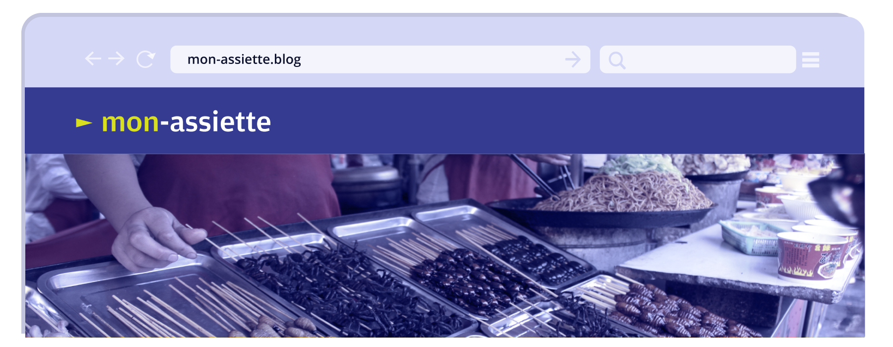 Ilustracja imitująca nagłówek bloga o adresie mon‑assiette.blog. W nagłówek wkomponowane zostało zdjęcie ulicznego straganu z szaszłykami z owadów. 