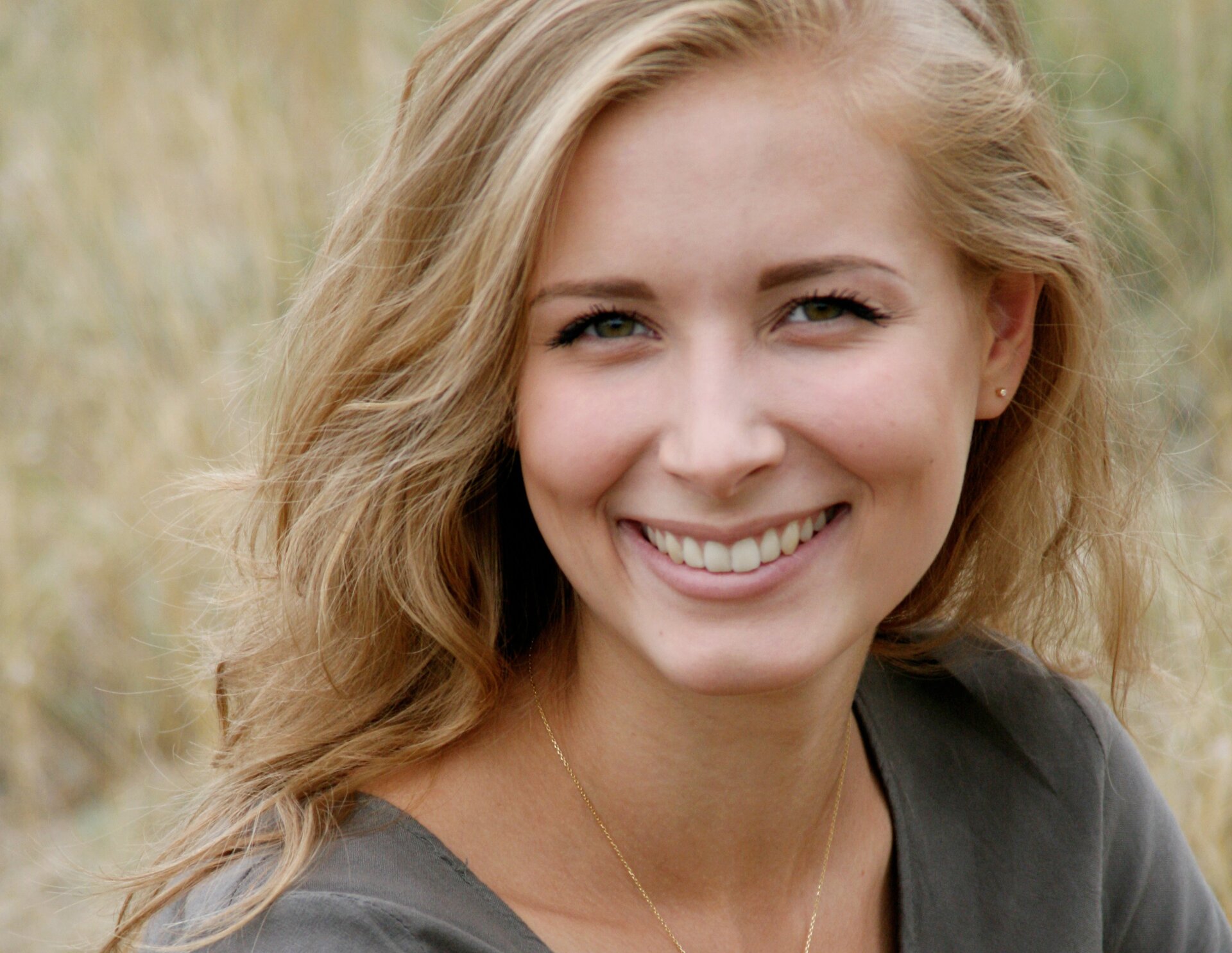 Ilustracja przedstawia młodą uśmiechniętą kobietę.