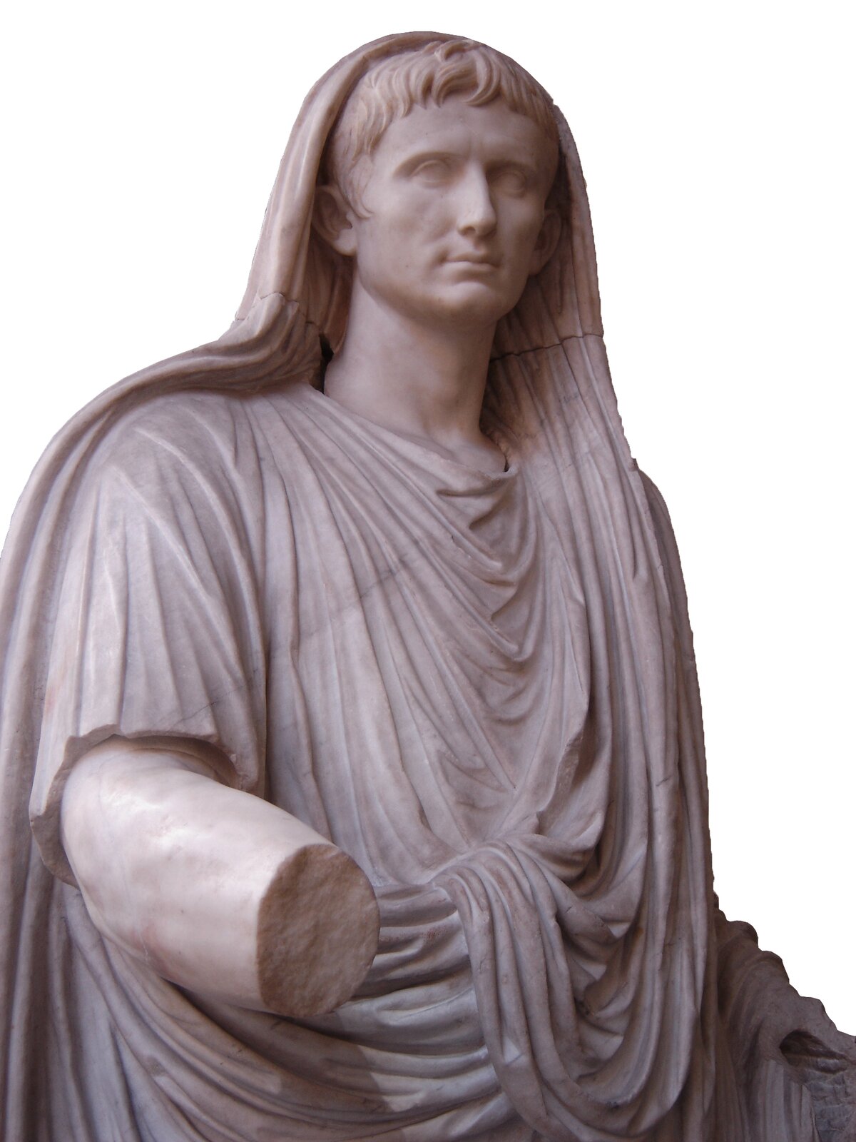 Oktawian August jako najwyższy kapłan. Figura przedstawia młodego mężczyznę odzianego w togę, z chustą narzuconą na głowę, okrywającą jego szyję i ramiona. Figura została uszkodzona w późniejszych czasach, gdyż widać na pierwszym planie ubytek w postaci odłupanej od rzeźby prawej dłoni i fragmentu przedramienia. Postać Augusta jest przedstawiona w sposób dostojny i poważny.