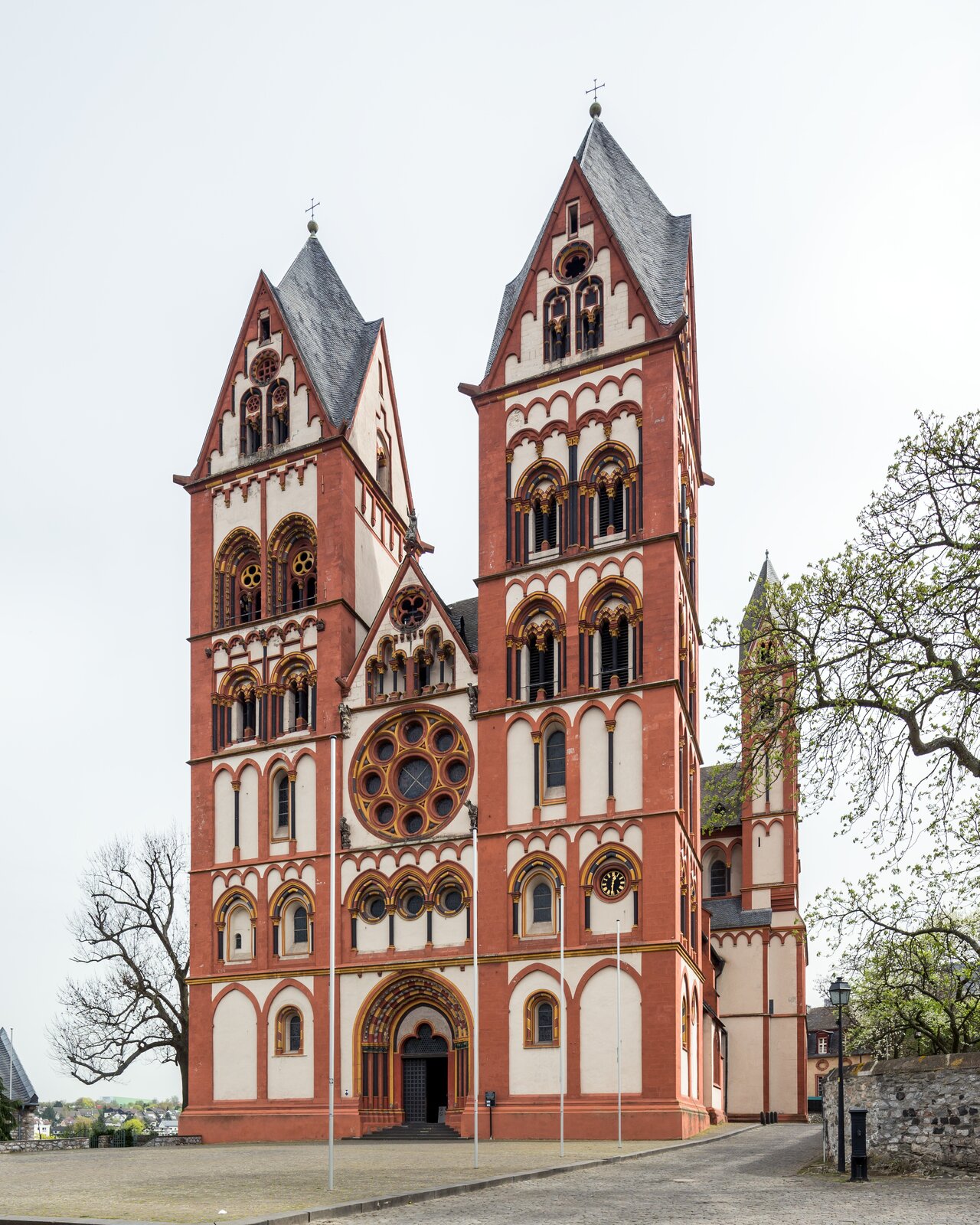 Ilustracja o kształcie pionowego prostokąta przedstawia katedrę w Limburgu. Na zdjęciu został przedstawiony widok od strony portalu wejściowego. Katedra jest trójnawową budowlą z dwiema wieżami usytuowanymi w portalach bocznych. Na wszystkich kondygnacjach dzielonych gzymsem, znajdują się okna. Nad głównym wejściem usytuowana jest  rozeta oraz trójkątny szczyt.  Każda strona wieży zakończona jest wimpergą. 