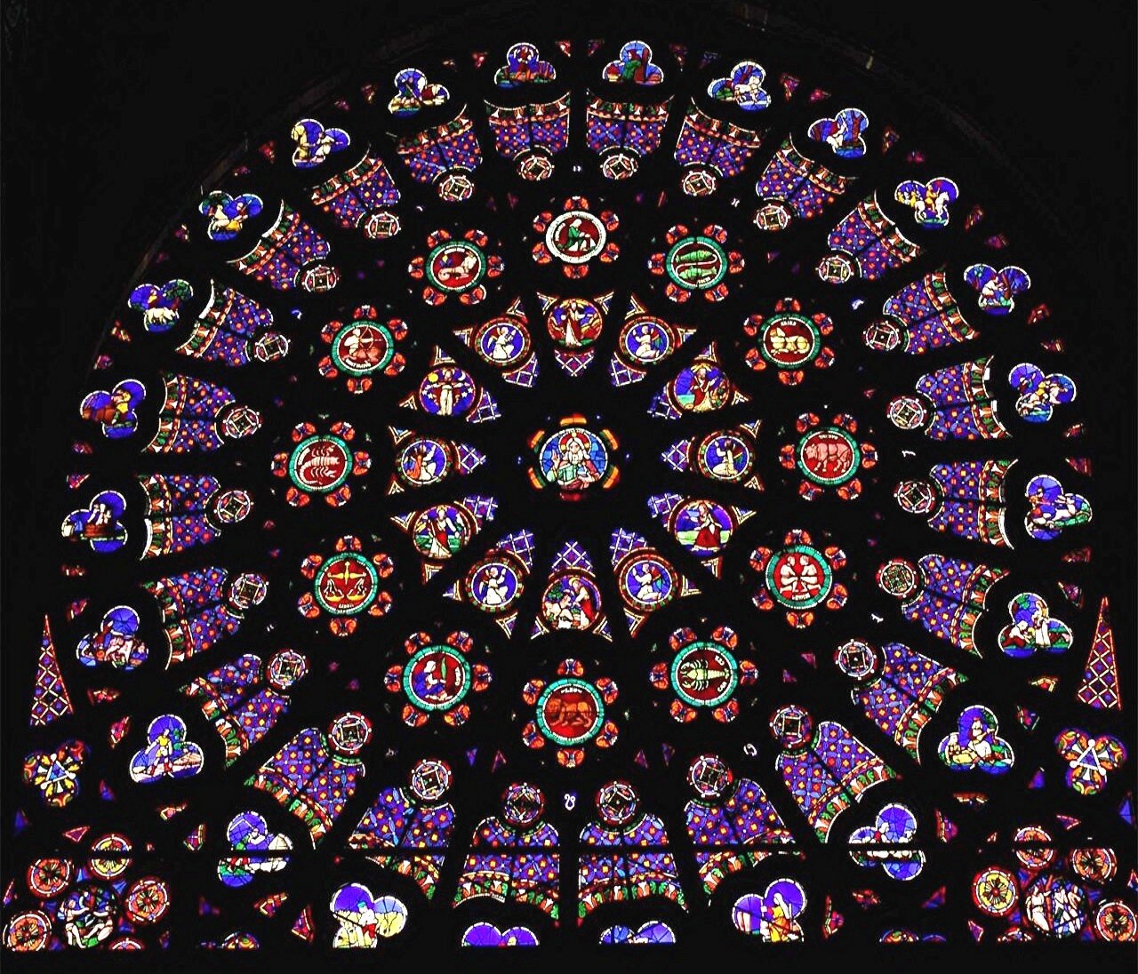 Widok na północną rozetę w kościele Saint Denis, zespół Stworzenia Źródło: TTaylor, Widok na północną rozetę w kościele Saint Denis, zespół Stworzenia, licencja: CC BY-SA 3.0.
