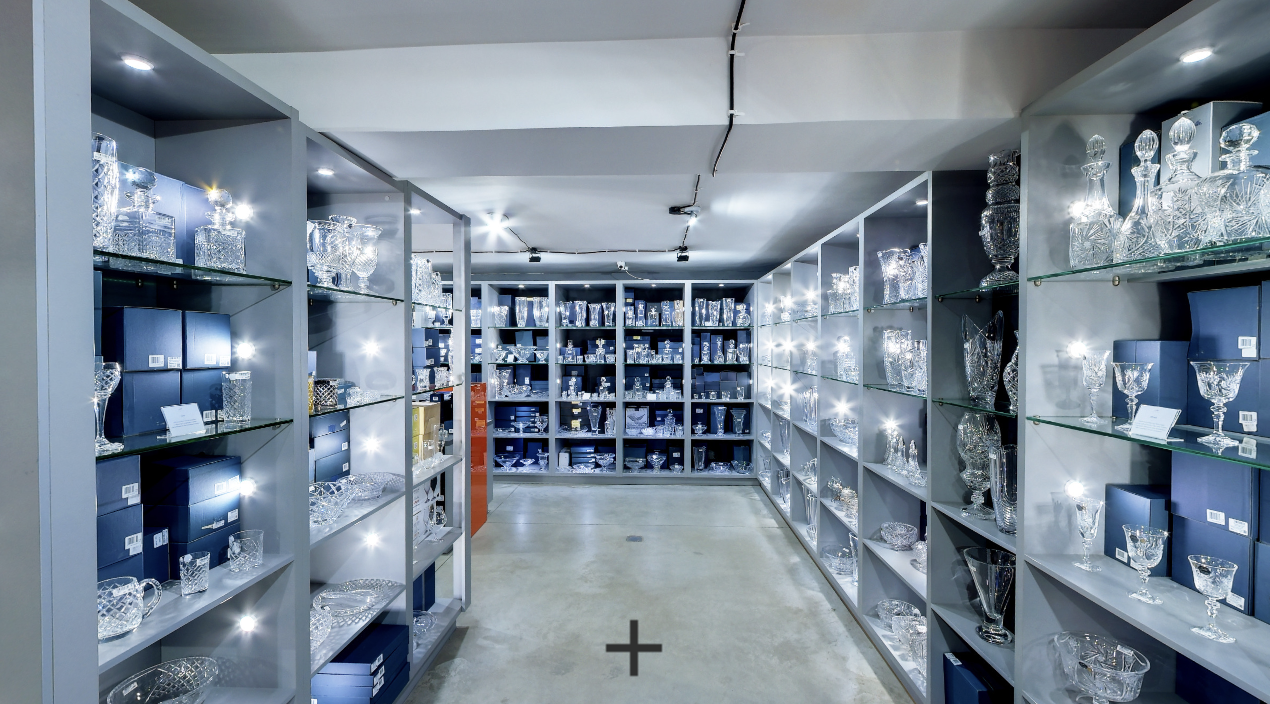 Zdjęcie przedstawia ekran wycieczki - sklep z wyrobami kryształowymi. Na dole ekranu znajduje się symbol plus, umożliwiający przejście do poprzedniego ekranu.