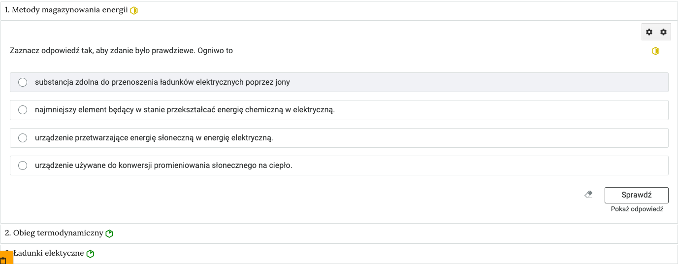 Przykładowy widok  otwartej zakładki z zadaniem. Pod nazwą zakładki znajduje się polecenie. Pod poleceniem widać treść zadania z odpowiedziami do wyboru. Po prawej stronie polecenia widać żółty sześciokąt. Na dole panelu znajduje się przycisk z napisem sprawdź. Obok znajduje się rysunek gumki.