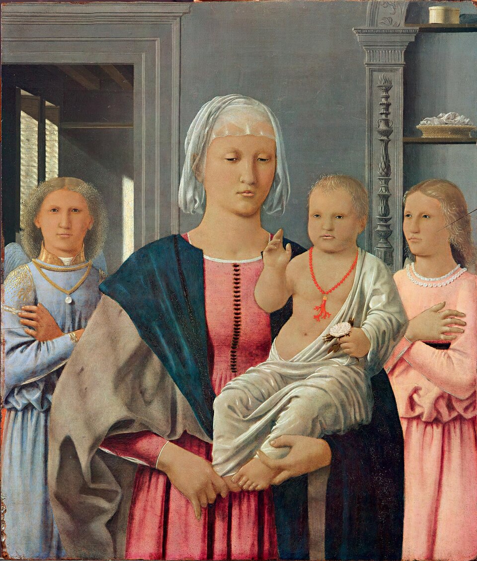 Ilustracja przedstawia „Madonna di Senigallia” autorstwa Piero della Francesci. Na obrazie widoczne są cztery osoby. Na pierwszym planie jest kobieta z dzieckiem na rękach. Madonna ubrana jest w różową suknię z niebieską narzutką. Dziecko, które siedzi na jej rękach ubrane jest w białe szaty, na szyi ma pomarańczowy wisiorek. Jedną rękę ma podniesioną do góry. Za postacią matki z dzieckiem znajdują się dwie pozostałe kobiety. Jedna ubrana w niebieskie ubrania, a druga w różowe. Obie mają jasne włosy. Scena odgrywa się we wnętrzu o szarych ścianach. 