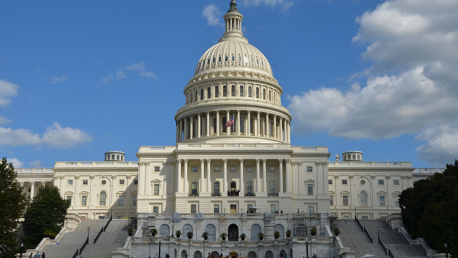 Na zdjęciu widoczny monumentalny budynek zbudowany w stylu neoklasycystycznym. Widoczna kopuła zwieńczająca dach budynku. Po obu stronach budynku widoczne schody.