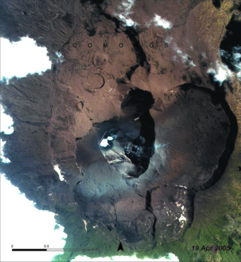 Zdjęcie z 2005 roku przedstawia wulkan na Komorach z lotu ptaka po erupcji. Zielono – brązowy teren dookoła wulkanu sugerujący występowanie roślinności w większości zniknął, zastąpił go kolor brązowy charakterystyczny dla skał. Szare zbocza oblane zastygłą lawą w zajmują większą część obrazka. Przekrój krateru znacznie się zmniejszył. 