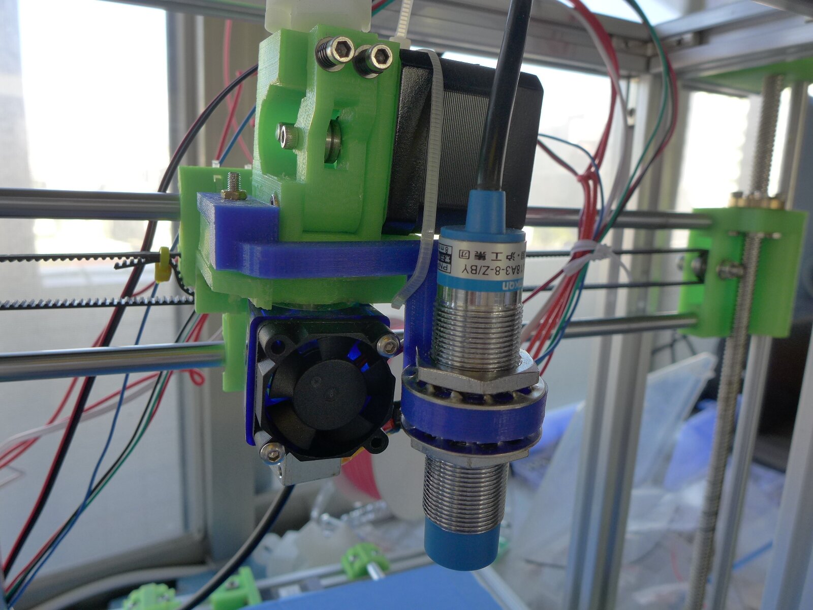 Na grafice ukazana przykładowa instalacja z czujnikiem indukcyjnym.\ na stanowisku roboczym.