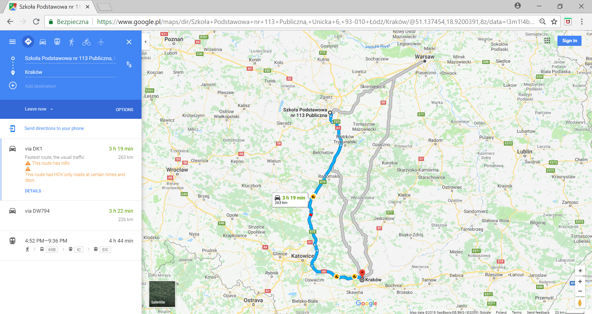 Na zrzucie ekranu widoczna jest mapa, na której zaznaczona jest wybrana trasa samochodowa pomiędzy Łodzią (wyszukaną szkołą) a Krakowem (kolorem niebieskim) oraz alternatywne dwie inne trasy. Pierwsza przez Warszawę, druga bezpośrednia. Na mapie widoczny jest czas wybranej trasy: 3 h 19 min. Zaznaczone są również miejsca, gdzie trwają roboty drogowe. Po lewej stronie opisane są opcje wybranej trasy: nazwy dróg DK1, DW794 oraz utrudnienia spowodowane remontami dróg.