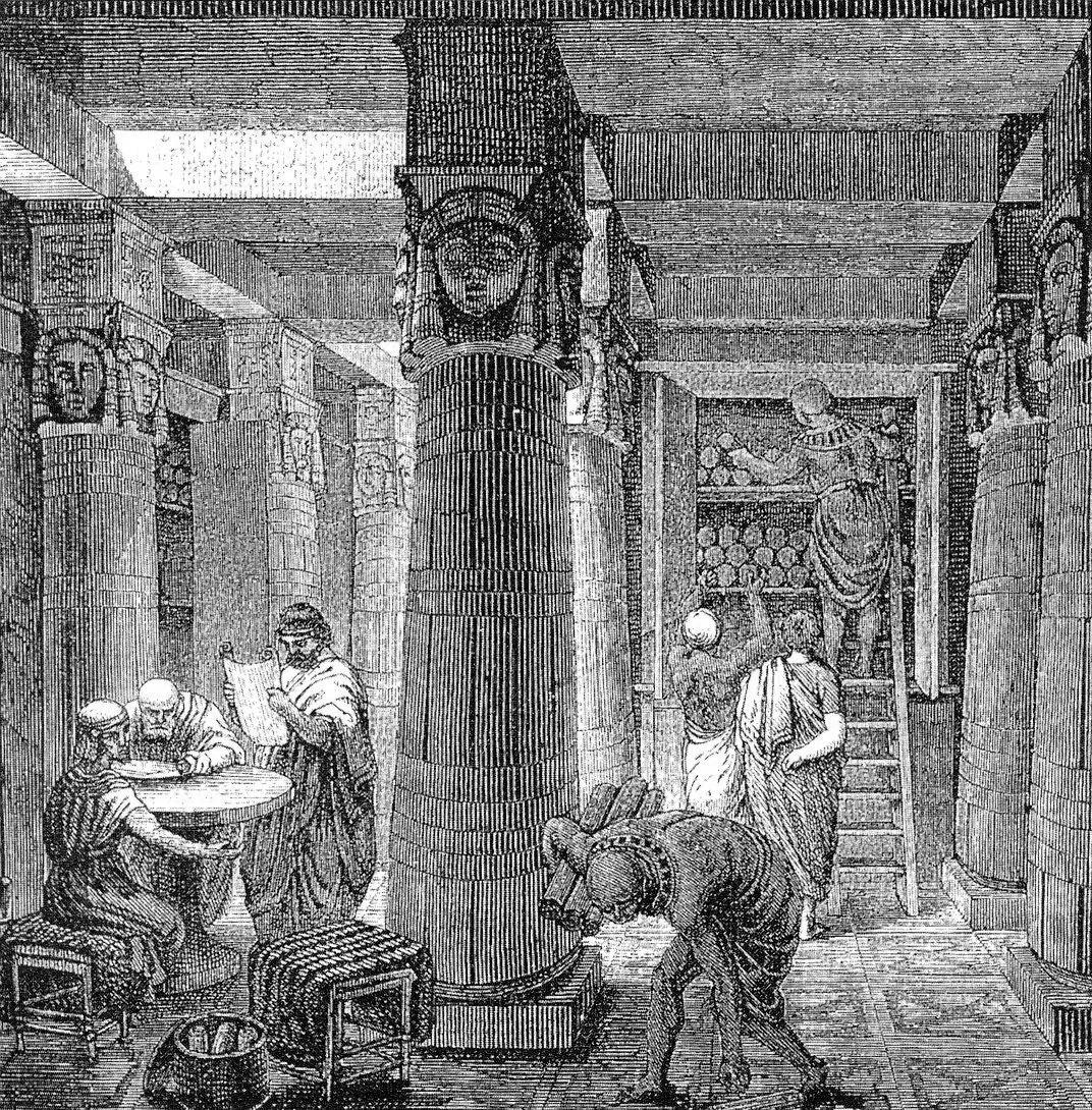 Rycina przedstawia widok wnętrza Biblioteki Aleksandryjskiej. Monumentalne wnętrze, pełne kolumn i półek wypełnionych zwojami papirusowymi. W tle widoczne są postacie uczonych, którzy pracują i dyskutują.